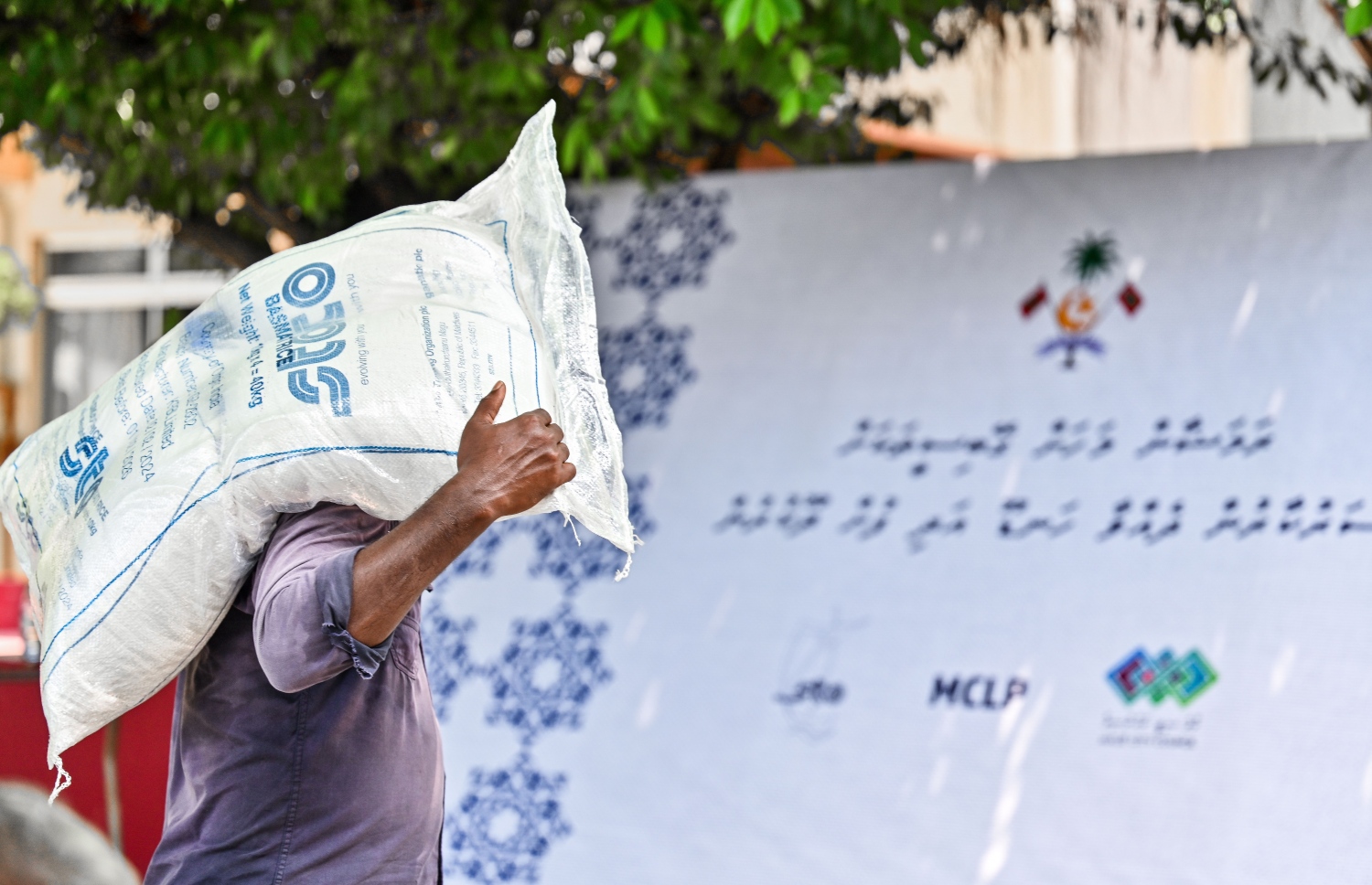 ސަރުކާރުން ކޮންމެ ގޭބީސީއަކަށް ހަދިޔާކުރާ 10 ކިލޯގެ ހަނޑޫ އަދި 10 ކިލޯގެ ފުށް ބަސްތާތައް ބެހުމަށްޓަކައި ސޯޝަލް ސެންޓަރަށް ވައްދަނީ.--- ފޮޓޯ: ފަޔާޒު މޫސާ | މިހާރު