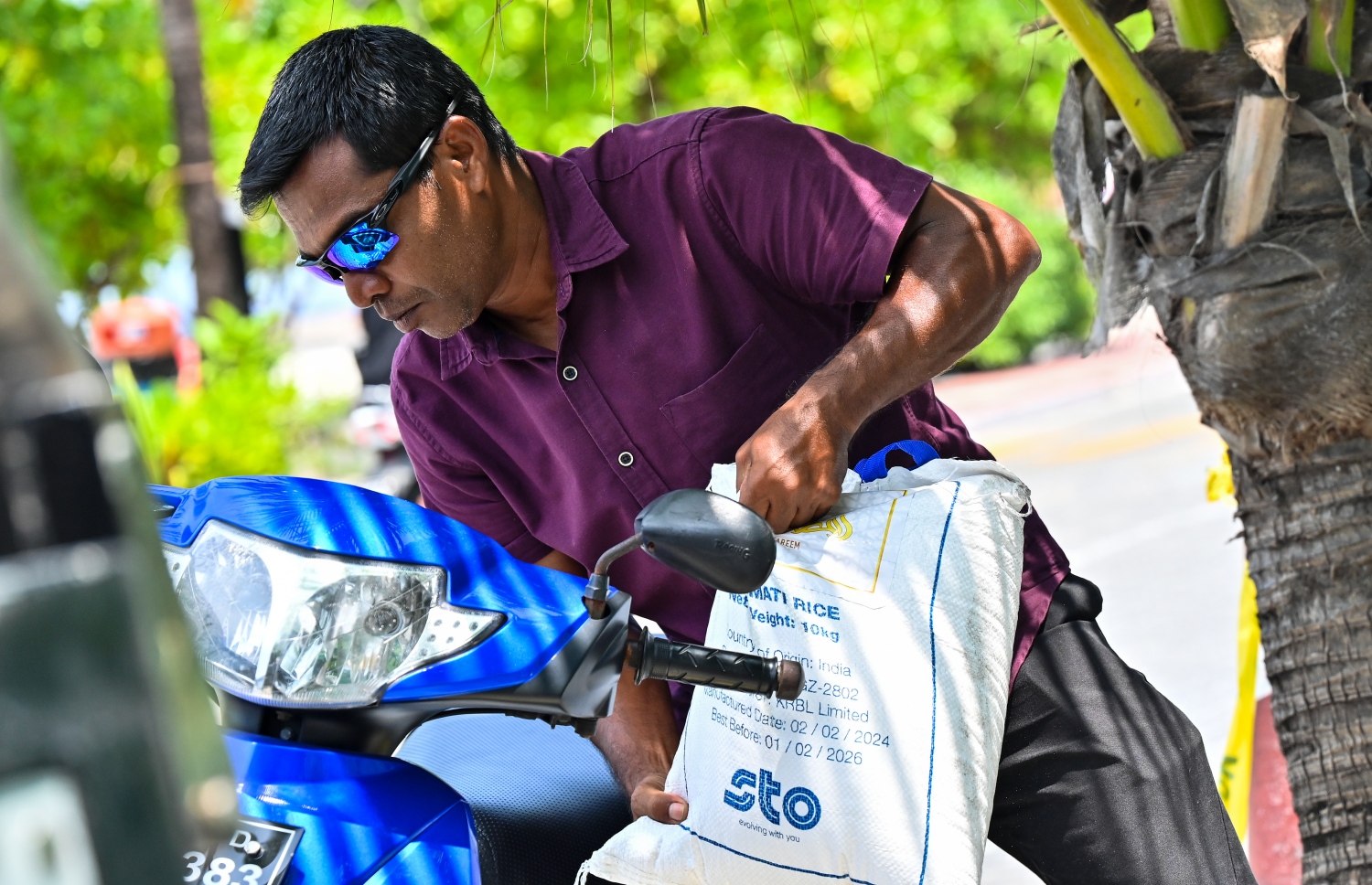 ސަރުކާރުން ގޭބީސީތަކަށް ހަދިޔާކުރާ ކާޑުގެ ބާވަތްތައް ހިފައިގެން މިއަދު މީހަކު ދަނީ.--- ފޮޓޯ: ފަޔާޒު މޫސާ | މިހާރު