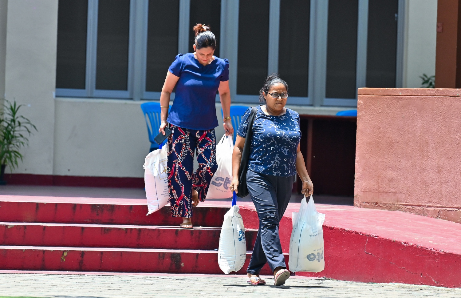 ކުރިއަށް އޮތް ރޯދަމަހާ ދިމާކޮށް، ސަރުކާރުން ގޭބީސީތަކަށް ބަހަމުންދާ ކާޑުގެ ބާވަތްތައް ލިބުނު ބަޔަކު މާލޭ ސޯޝަލް ސެންޓަރ އިމާރާތުން ނުކުންނަނީ.--- ފޮޓޯ: ފަޔާޒު މޫސާ | މިހާރު