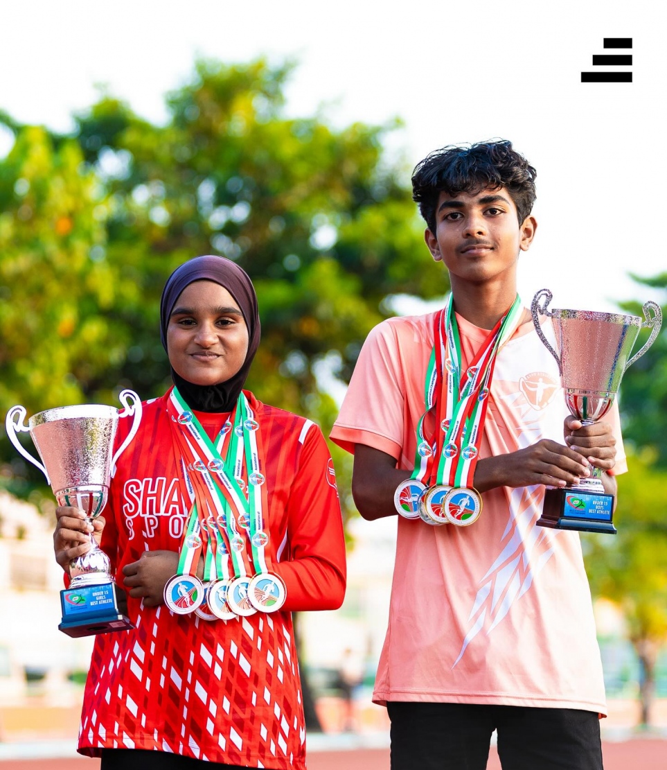 15 އަހަރުން ދަށުގެ އުމުރުފުރާއިން އެއްވަނަ އެތުލީޓުންގެ އެވޯޑް ހޯދި ޔޫނުސް އާއި އައުހާ.-- ފޮޓޯ: ސިޑިބަރި