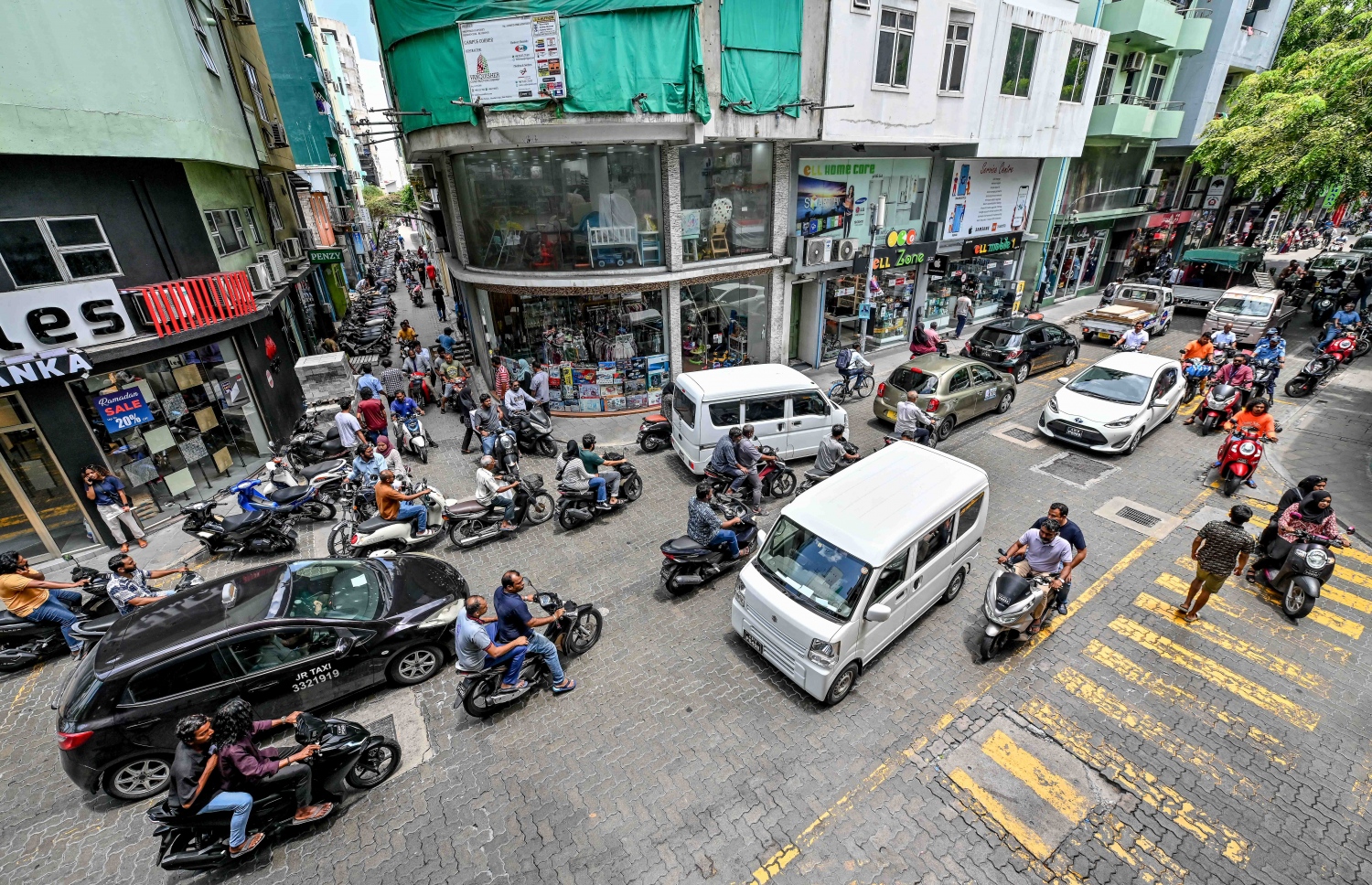 މަޖީދީ މަގު ވެހިކަލްތަކުން ފުރިފައި: ރޯދަމަހާ އެކު މާލޭ މަގުތަކުގެ ޓްރެފިކް ވަނީ އިތުރަށް ބާރުބޮޑުވެފައި.-- ފޮޓޯ: ނިޝާން އަލީ | މިހާރު
