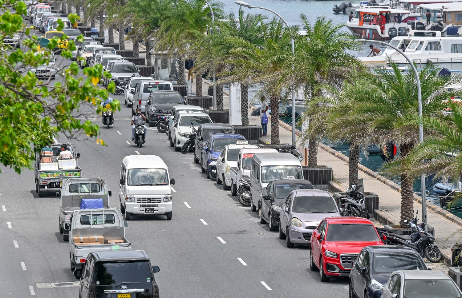 ބޮޑުތަކުރުފާނު މަގުގައި އެއްކޮޅުން އަނެއްކޮޅަށް ކާރު ޕާކުކޮށްފައި، ގަވާއިދާ ހިލާފަށް ޕާކްކުރާ ވެހިކަލްތަކުގައި ސްޓިކާ ނުޖަހާ ގޮތަށް ނިންމުމުން މުޅި މާލެ އަށް ވަނީ ބޮޑެތި އުނދަގޫތަކެއް ކުރިމަތިވެފައި.-- ފޮޓޯ: ނިޝާން އަލީ | މިހާރު