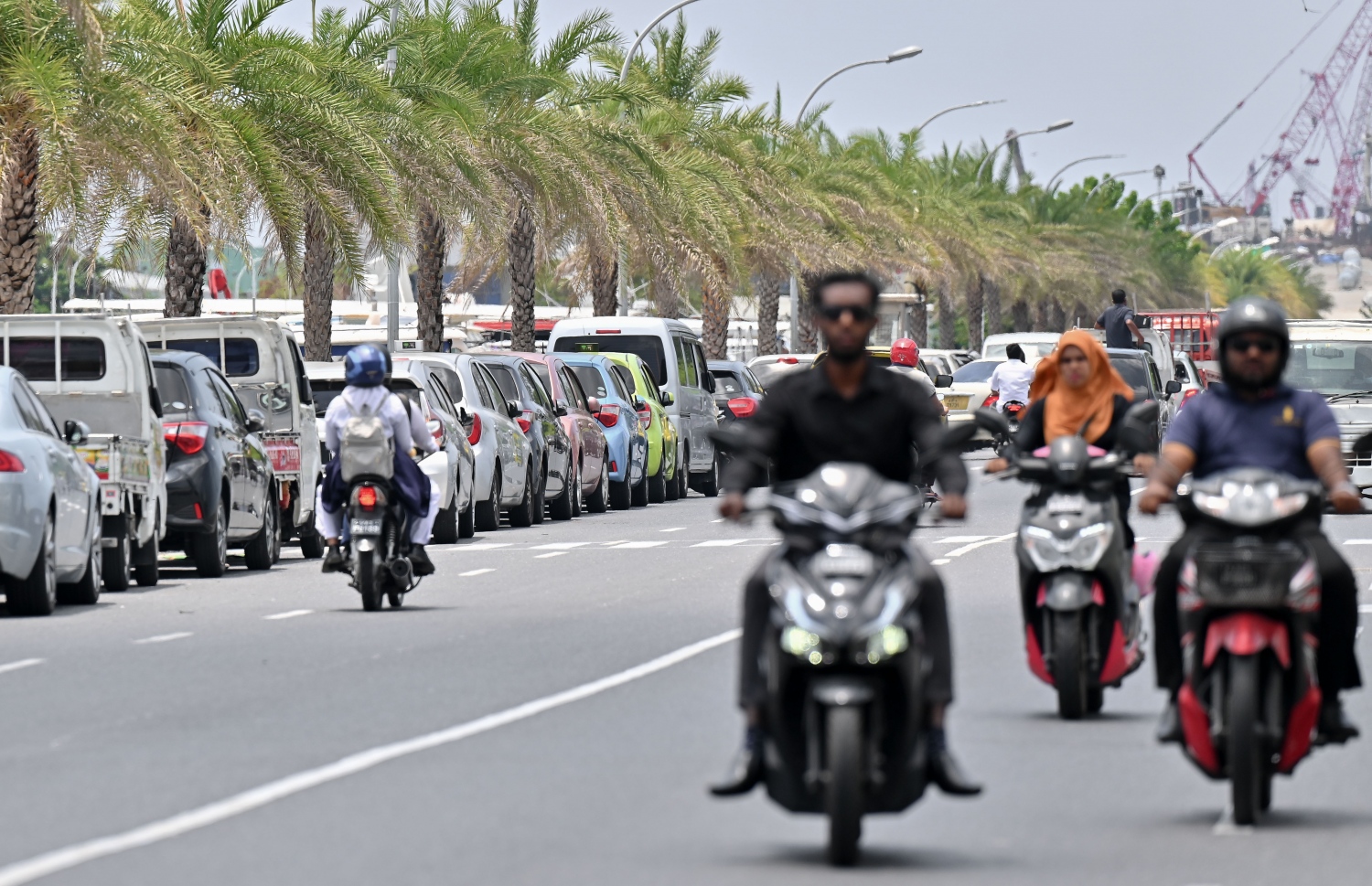 ގަވާއިދާ ހިލާފަށް ޕާކްކުރާ ވެހިކަލްތަކުގައި ސްޓިކާ ނުޖަހާ ގޮތަށް ނިންމުމުން މުޅި މާލެ އަށް ވަނީ ބޮޑެތި އުނދަގޫތަކެއް ކުރިމަތިވެފައި.-- ފޮޓޯ: ނިޝާން އަލީ | މިހާރު