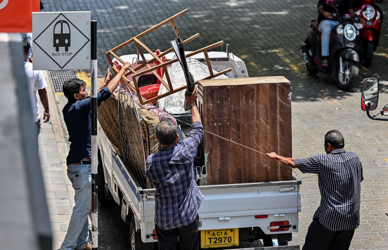 މަޖީދީ މަގު ބަސް ހުއްޓިއެއްގައި ގަވާއިދާ ހިލާފަށް ޕިކަޕަކަށް މުދާ ބަރުކުރަނީ: ގަވާއިދާ ހިލާފަށް ޕާކްކުރާ ވެހިކަލްތަކުގައި ސްޓިކާ ނުޖަހާ ގޮތަށް ނިންމުމުން މުޅި މާލެ އަށް ވަނީ ބޮޑެތި އުނދަގޫތަކެއް ކުރިމަތިވެފައި.-- ފޮޓޯ: ނިޝާން އަލީ | މިހާރު