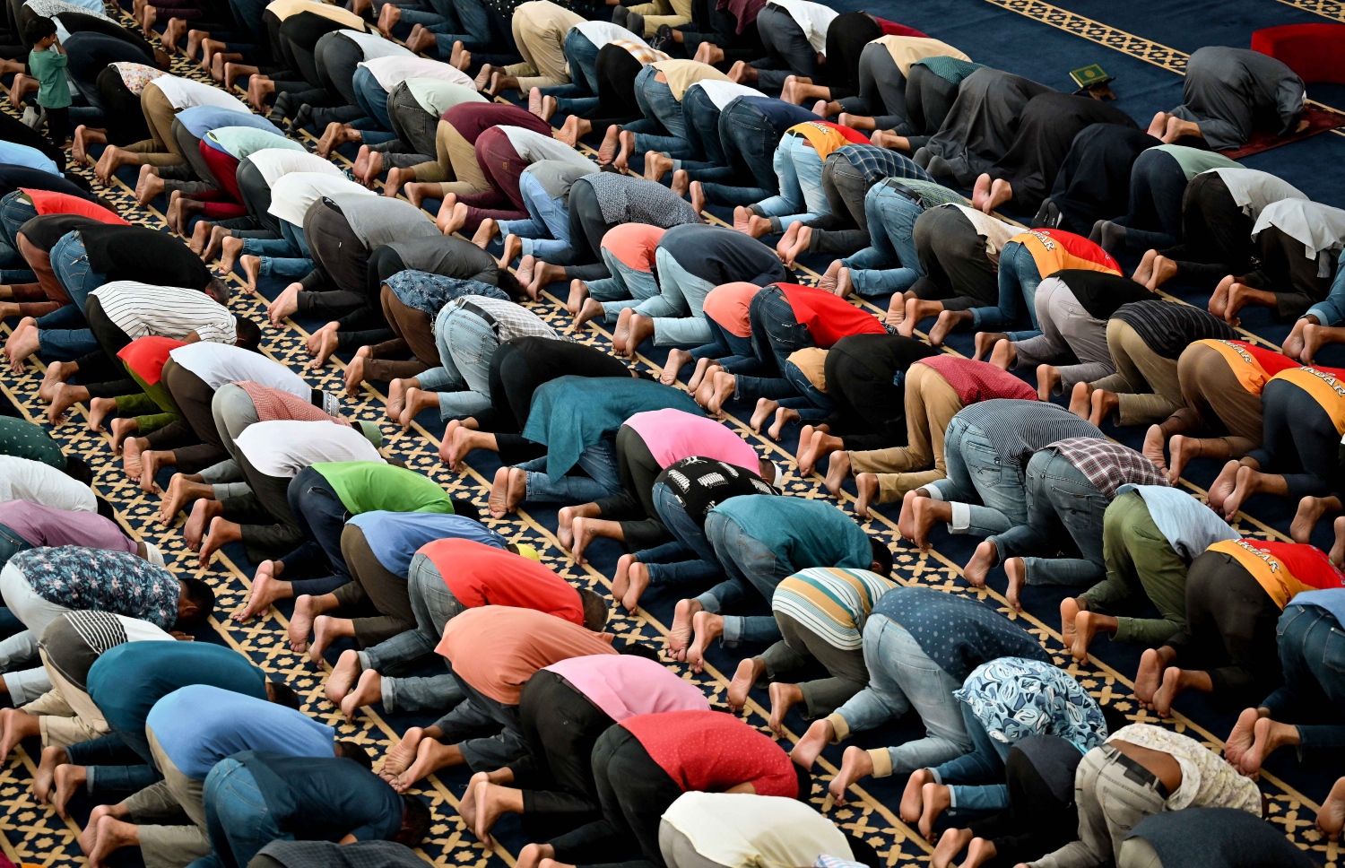 އިސްލާމީ މަރުކަޒުގައި މެންދުރު ނަމާދު ކުރަނީ، ރޯދަމަހުގެ ސަވާބާއި ދަރުމަ ހޯދަން މިސްކިތްތަކުގައި މީހުން ވަގުތު ހޭދަކުރާ މިންވަރު ވަރަށް ބޮޑަށް އިތުރުވޭ .-- ފޮޓޯ: ނިޝާން އަލީ | މިހާރު