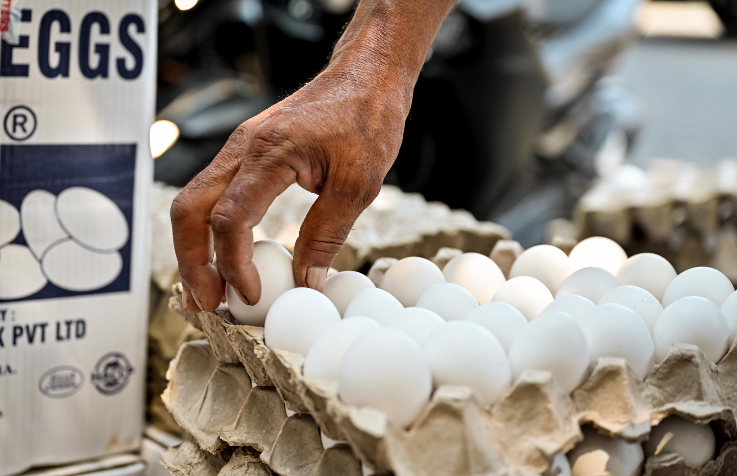 ބާޒާރުމަތީގައި  ފިހާރައަކުން މީހަކު ބިސް ގަންނަނީ. ކޮންމެ ސަބްސިޑީއަކީ ރައްޔިތުންގެ ބޮލުގައި އެޅޭ އެއްޗެއް--- ފޮޓޯ: ނިޝާން އަލީ | މިހާރު