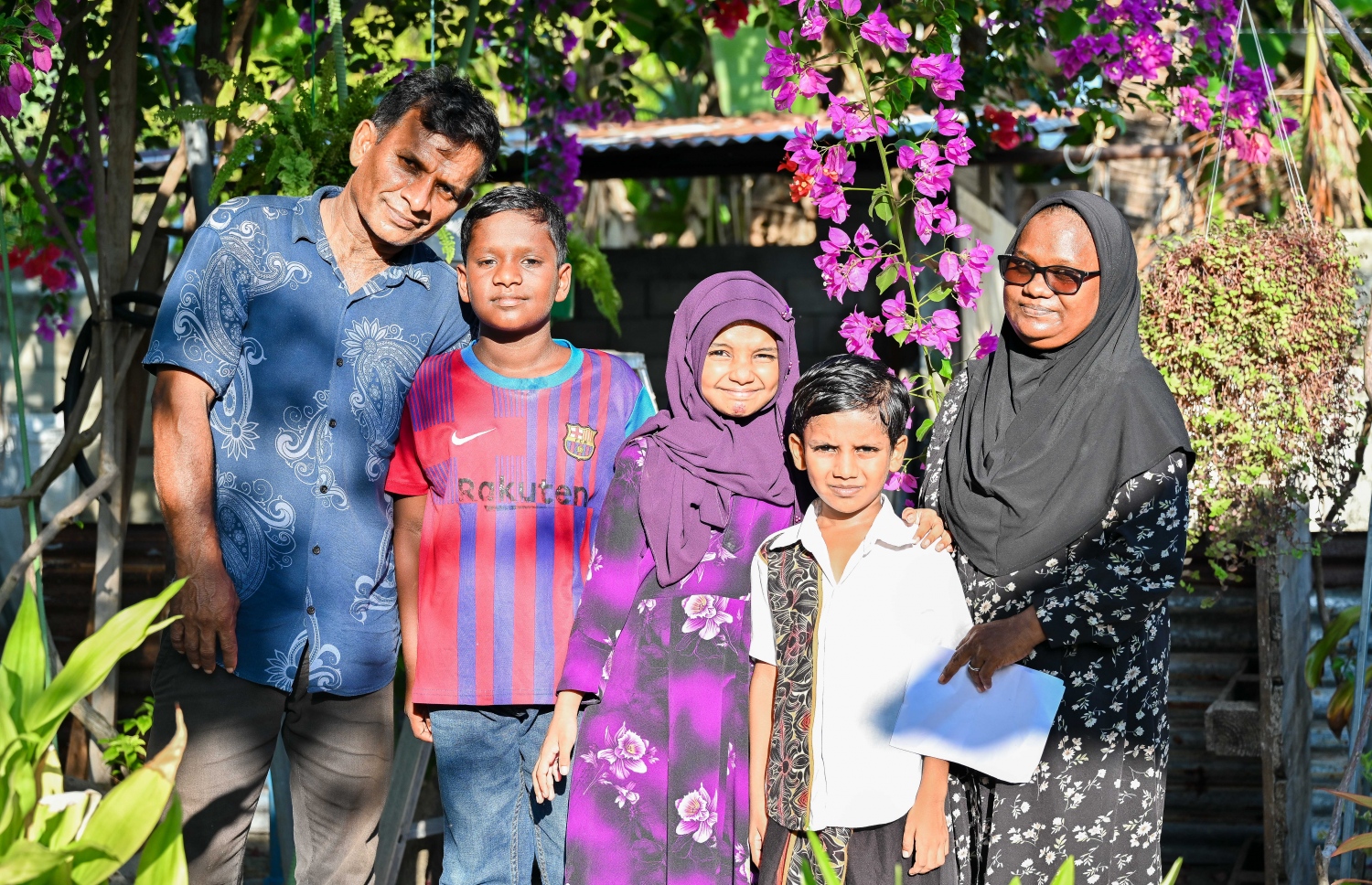 ނާޒިމާ އަދި ޝަރީފް، އެ ދެމަފިރިންގެ ތިން ކުދިންނާއެކު. ސްކޫލުގައި ފާހަގަކުރި ދުވަހަކަށް، ހަގަށް ހުރި ދެ ކުދިން ލާފައިވަނީ ނާޒިމާ އަމިއްލައަށް ފެހި ހެދުން.-- ފޮޓޯ: ފަޔާޒު މޫސާ/ މިހާރު