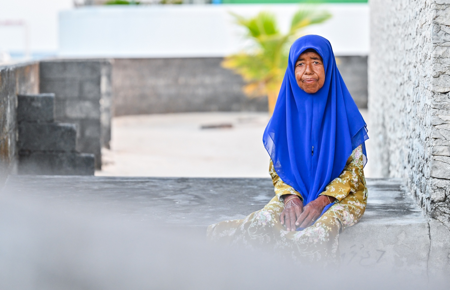 އައިމިނަތު އިބްރާހިމް ބުނި ގޮތުގައި ކައިވެނިކުރުމަށް ފަހު ފިރިމީހާ މަހަށް ގޮސްގެންނާއި އޭނާ ރަށުގައި އިނދެ ރޯނު ވަށައިގެން ރައްކާކުރި ފައިސާ އިން ގެ ހެދީ ދަރިން ހޯދައި ހެޔޮގޮތުގައި ތަރުބިއްޔަތުކުރަން. އެކަމަކު ދެމަފިރިންނަށް ދުވަހަކު ވެސް ދަރިއަކު ނުލިބޭ. އެކަމާ ގުޅިފައި އޮތީ ސިހުރު ކަމަށް، ކުރި ފަރުވާ އިން އެނގުނު ކަމަށް އޭނާ ބުނޭ.