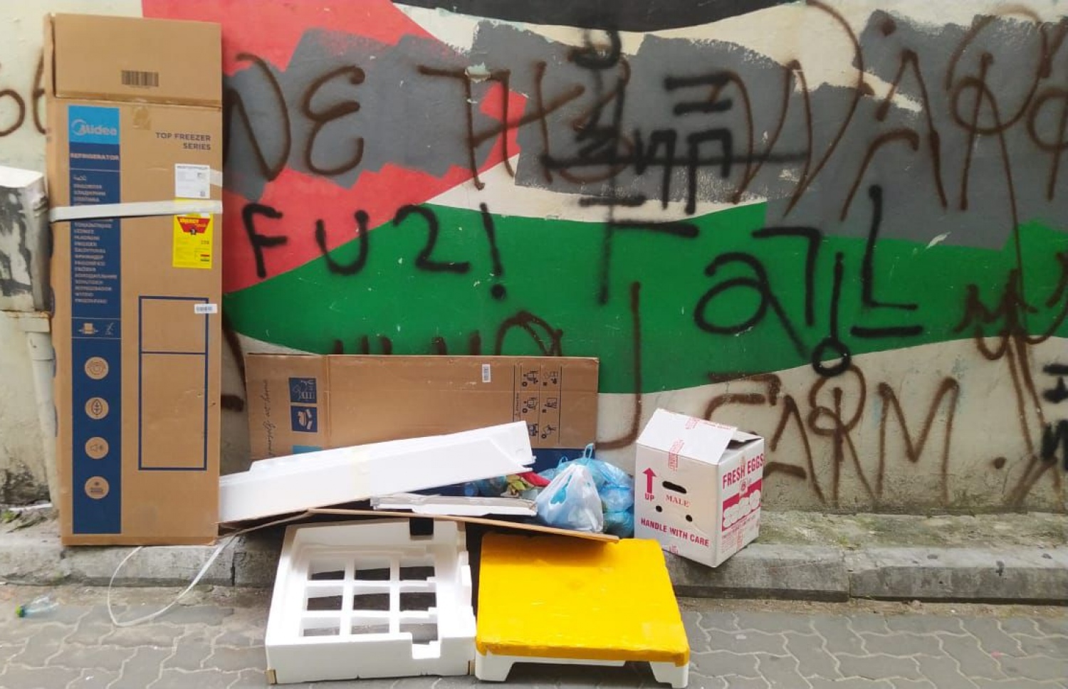 ސިޓީ ކައުންސިލްގެ މުވައްޒަފުން ރޭ ސާފުކުރި އަލަމާ ގޯޅިއަށް މިއަދު ހެނދުނު ކުނި އަޅާފައި.-- ފޮޓޯ: ކައުންސިލް