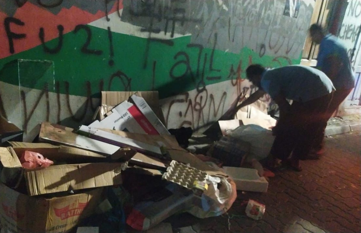 އަލަމާ ގޯޅިއަށް އަޅާފައިވާ ކުނިތައް ސިޓީ ކައުންސިލް މުވައްޒަފުން ސާފުކުރަނީ.-- ފޮޓޯ: ކައުންސިލް