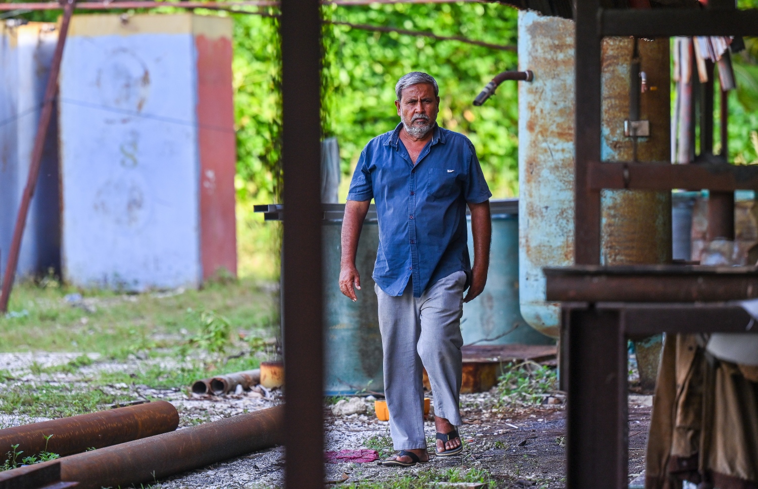 އަމިއްލައަށް ބޯޓު ބަނދެ ތެލުގެ ވިޔަފާރި ފުޅާ ދާއިރާއެއްގައި ކުރަމުން އަންނަ، ތ. ވޭމަންޑޫ އަހްމަދު ނައީމް (ނައީމްބެ) މިހާރު ބަންނަމުން އަންނަ ބޯޓު ކައިރިން ހިނގާފައި އަންނަނީ. -- ފޮޓޯ: ފަޔާޒް މޫސާ/މިހާރު