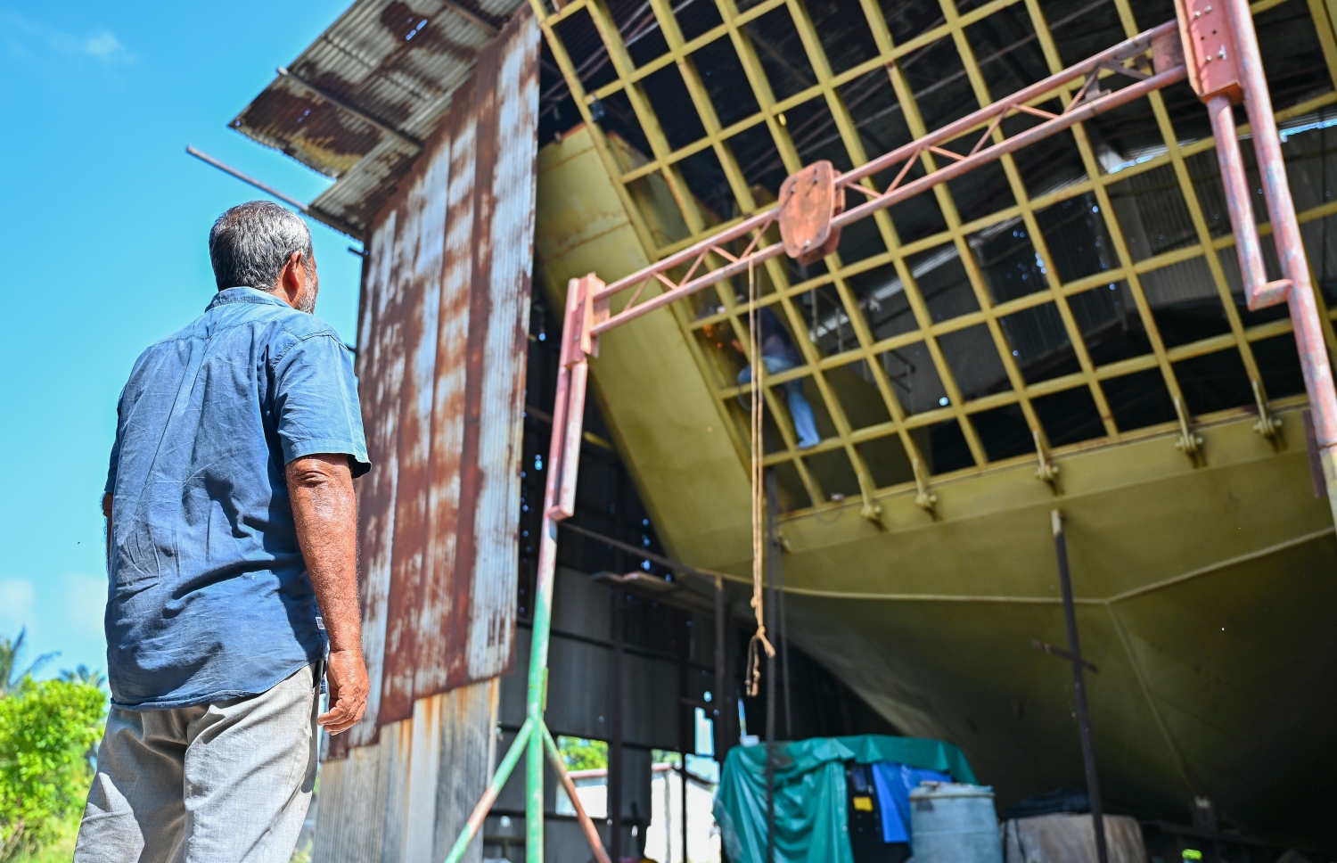 އަމިއްލައަށް ބޯޓު ބަނދެ ތެލުގެ ވިޔަފާރި ފުޅާ ދާއިރާއެއްގައި ކުރަމުން އަންނަ، ތ. ވޭމަންޑޫ އަހްމަދު ނައީމް (ނައީމްބެ) މިހާރު ބަންނަމުން އަންނަ ބޯޓަށް ބަލަހައްޓައިގެން. -- ފޮޓޯ: ފަޔާޒް މޫސާ/މިހާރު