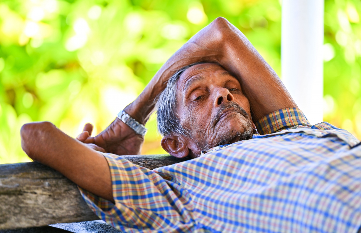 މޫސާ ހުސެއިން ހޮޅުއަށީގައި ޖައްސާލައިގެން. -- ފޮޓޯ: ފަޔާޒް މޫސާ | މިހާރު