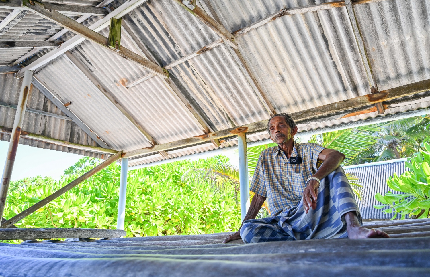 މޫސާ ހުސެއިން ހޮޅުއަށީގައި އިށީނދެލައިގެން: އެންމެން ބަދަލުވިޔަސް އޭނާ މި ރަށުން ބަދަލުވާން ބޭނުމެއް ނުވޭ. -- ފޮޓޯ: ފަޔާޒް މޫސާ | މިހާރު