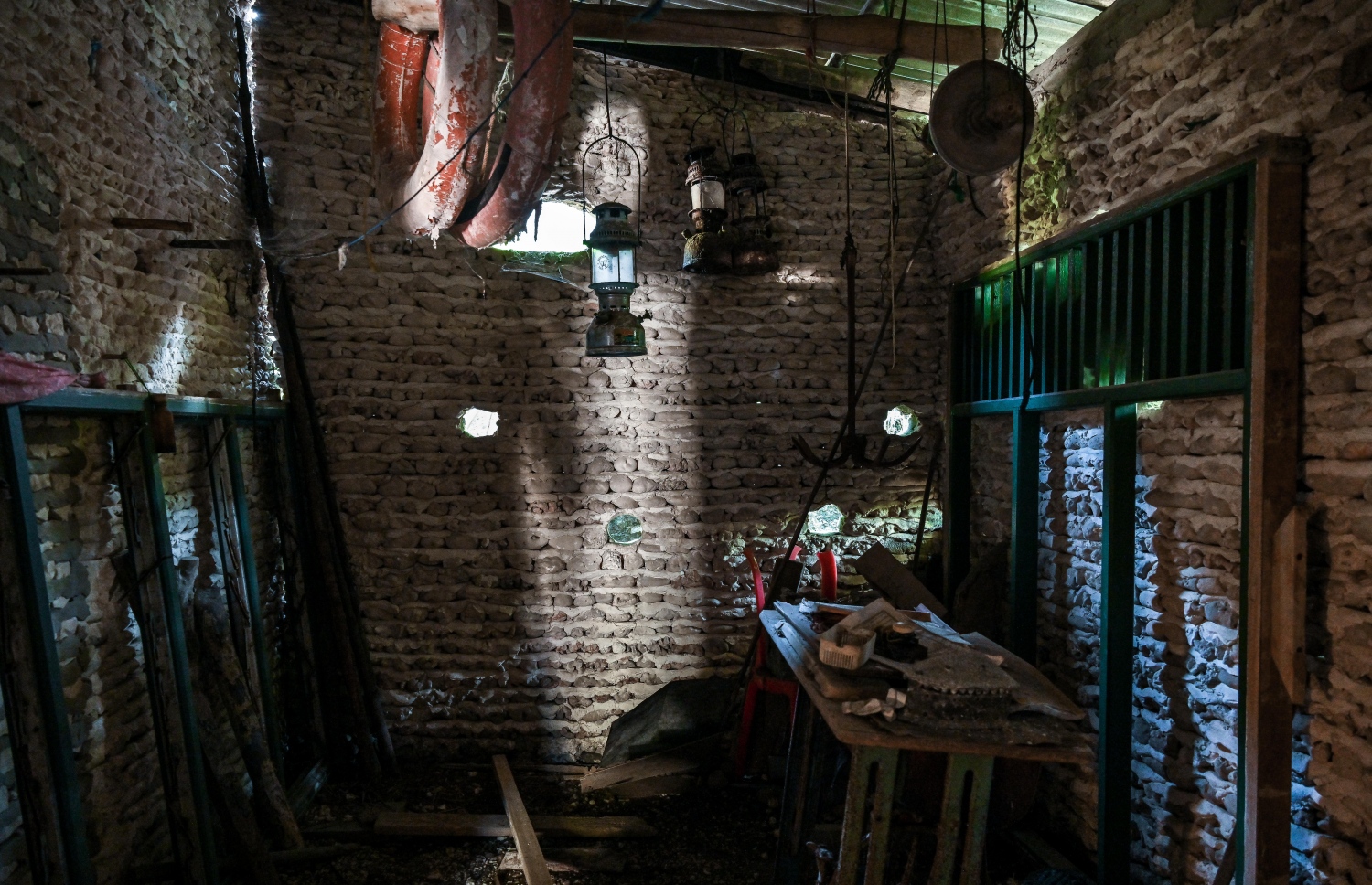 ނޫމަރާގެ ގެއެއްގެ އެތެރެ. މި ގޭތެރޭގައި ގިނައީ އިހުޒަމާނުގައި ދިވެހިން ގެންގުޅުނު ތަކެތި، އޭގެ ތެރޭގައި ފާނޫޒާއި އިސްތިރި ހިމެނޭ -- ފޮޓޯ: ފަޔާޒް މޫސާ | މިހާރު