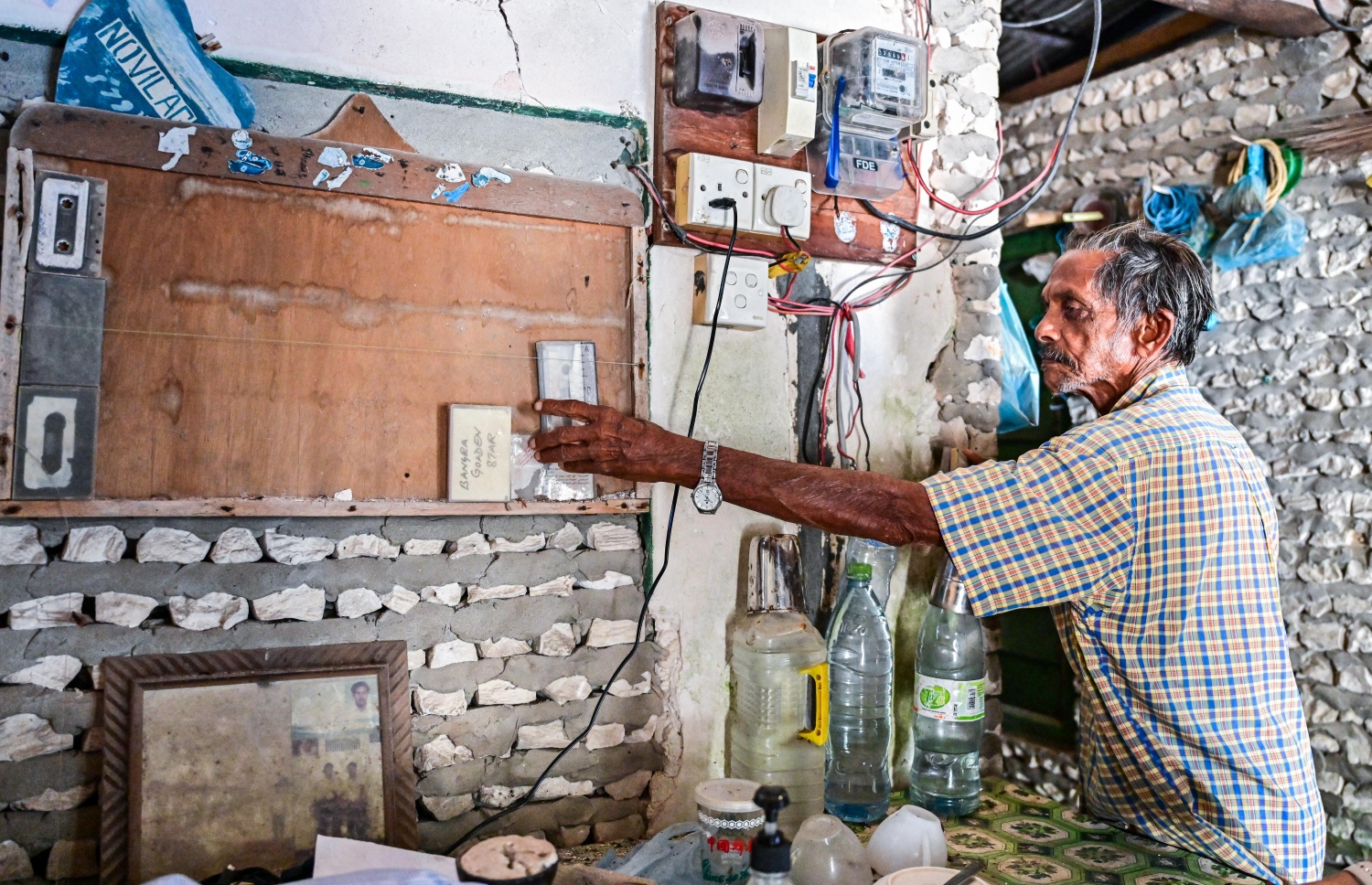 އަނބިމީހާއާ އެކު އާއްމުކޮށް ޖެހި ލަވަތަކުގެ ކެސެޓް ރޯލެއް ނަގަނީ. -- ފޮޓޯ: ފަޔާޒް މޫސާ | މިހާރު