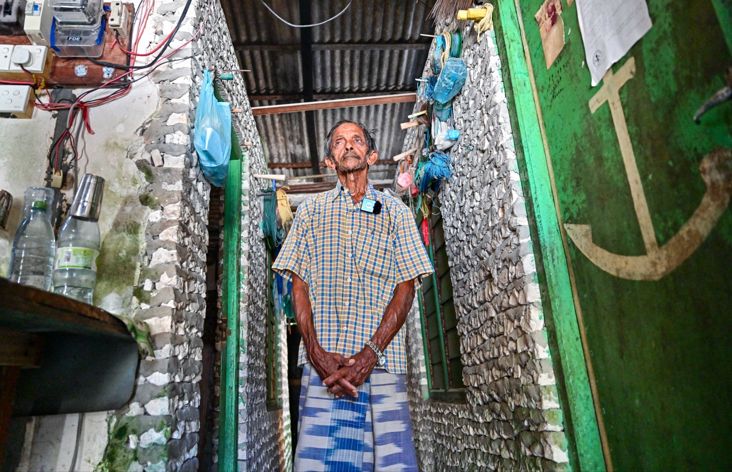 ނޫމަރާގެ ރައްޔިތެއް ކަމަށްވާ މޫސާ ހުސެއިން އޭނާގެ ގެ "މިހާރު"ގެ ނޫސްވެރިންނަށް ދައްކާލަނީ. -- ފޮޓޯ: ފަޔާޒް މޫސާ | މިހާރު