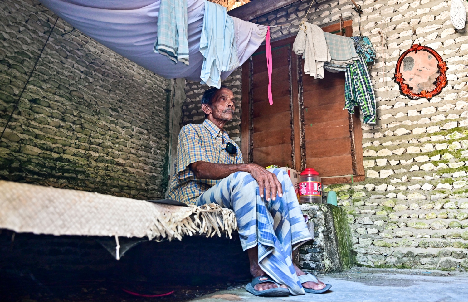 ގޭގެ ކޮޓަރިއެއްގައި ހުރި އެނދެއްގައި މަޑުކޮށްލައިގެން: އޭނާގެ ދިރިއުޅުމުގެ ހުރިހާ ސާމާނެއް މި ގޭގައި ވަނީ ރައްކާކޮށްފައި. -- ފޮޓޯ: ފަޔާޒް މޫސާ | މިހާރު