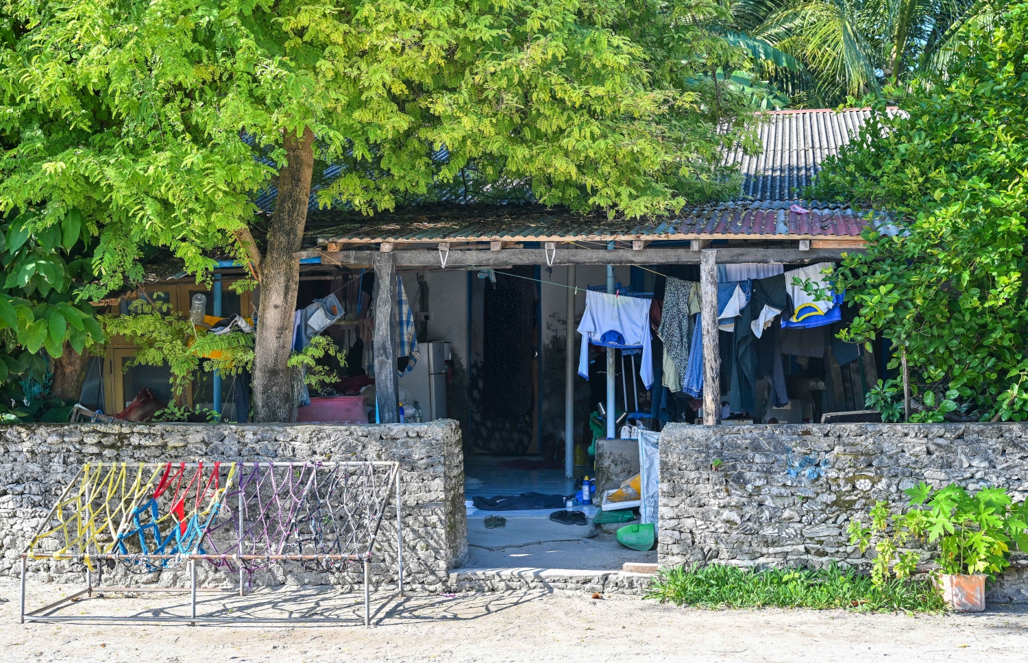 ނޫމަރާގައި މީހުން ދިރިއުޅޭ ގެއެއް. -- ފޮޓޯ: ފަޔާޒް މޫސާ | މިހާރު