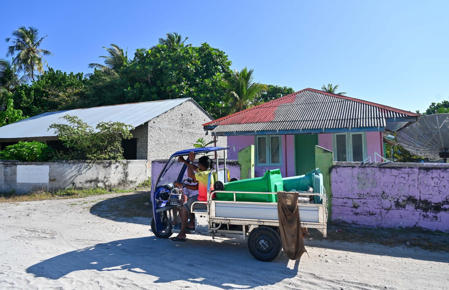 ރަށު ޕިކަޕަކަށް ބޮޑެތި ޑަސްބިންތަކެއް އަރުވައިގެން ދެ މީހަކު ދަނީ: މި ރަށުގެ ލަފާފުރުމުގެ ދަތިތަކެއް އޮތްއިރު ސިމެންތި އާއި ހިލަވެއްޔާއި ދަގަނޑު ރަށަށް ގެނައުމުގައި ގޮންޖެހުން ބޮޑު -- ފޮޓޯ: ފަޔާޒު މޫސާ | މިހާރު