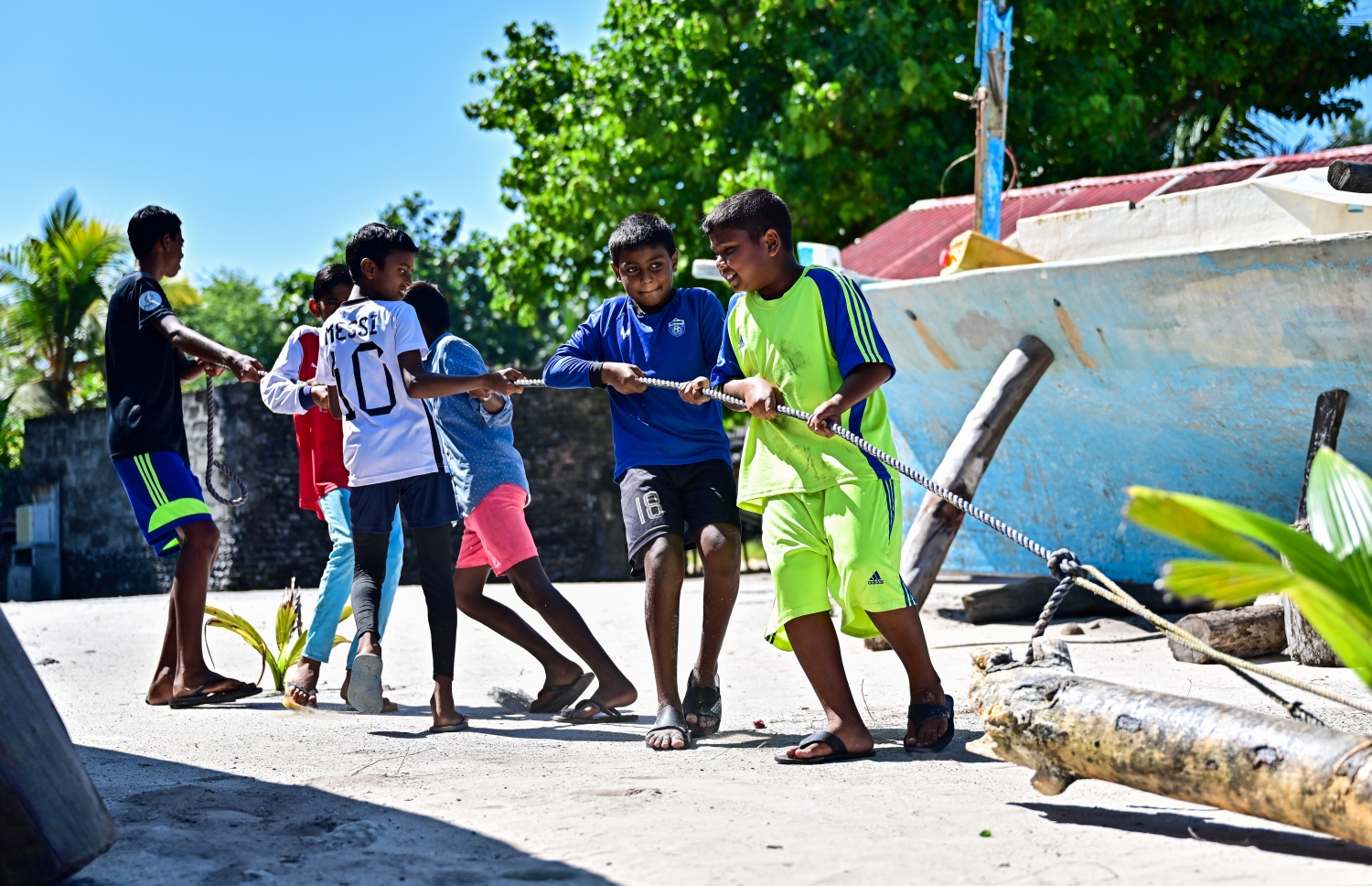 ނޫމަރާ ކުދިންތަކެއް މޫދަށް އެރޭ ސަރަހައްދުގައި ކުޅެނީ: ގާމަތި ރަށަކަށް ވާތީ މި ރަށުގައި މޫދަށް އެރޭނެ ރަނގަޅު ބީޗެއް ނޯވޭ. -- ފޮޓޯ: ފަޔާޒް މޫސާ | މިހާރު