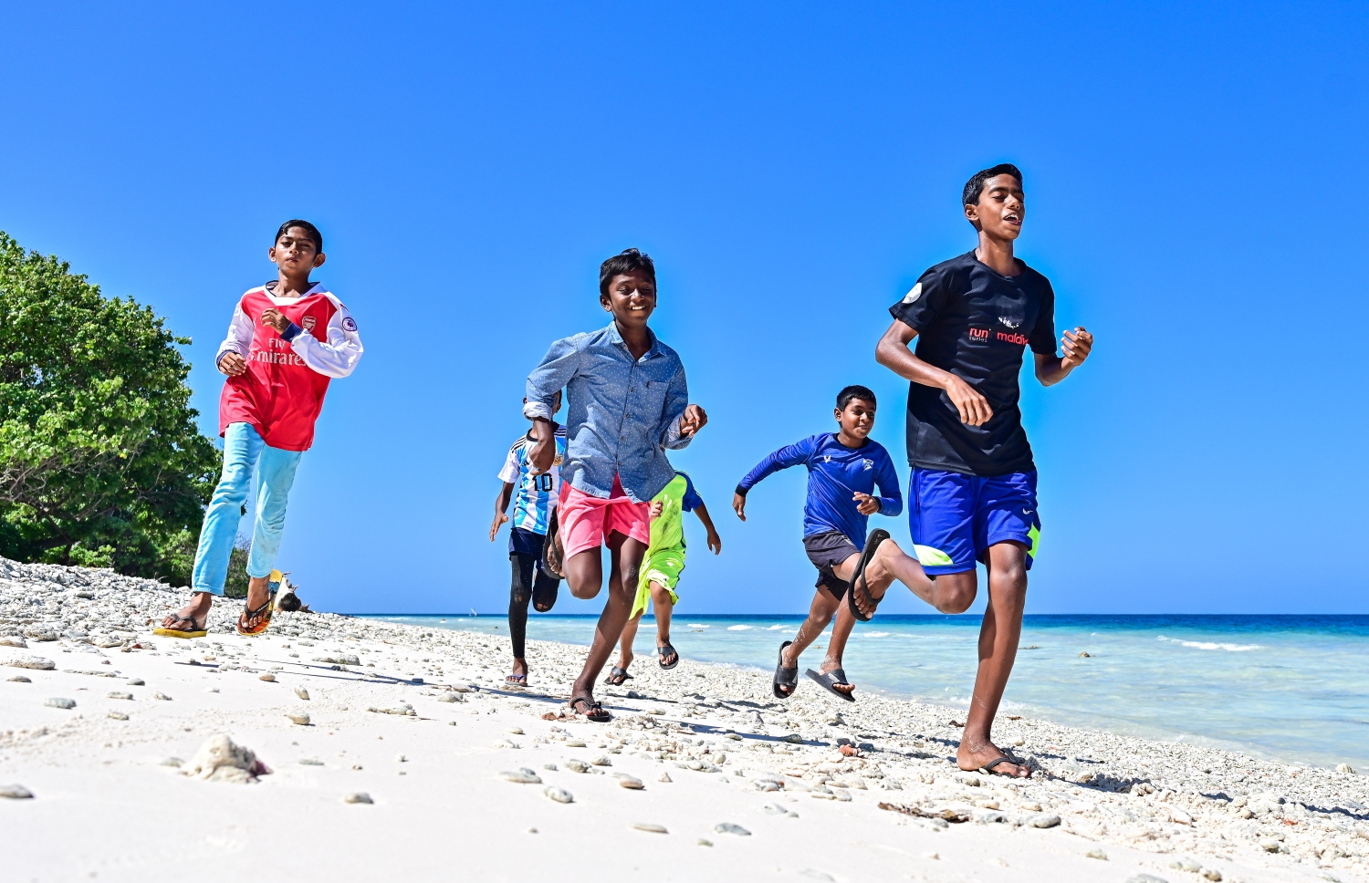 ނޫމަރާ އަތިރިމަތީގައި އެ ރަށު ކުދިންތަކެއް ދުވަނީ: މި ރަށު ސްކޫލުން ގްރޭޑް 10 ކިޔަވައިދޭއިރު ސްކޫލްގައި ކިޔަވަން ތިބެނީ މަދު ކުދިންކޮޅެއް -- ފޮޓޯ: ފަޔާޒު މޫސާ | މިހާރު