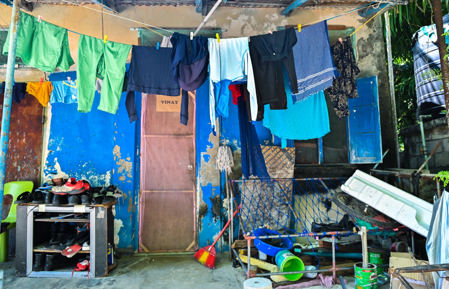 މިހާރު ވެސް މީހުން ދިރިއުޅެމުންދާ ގެއެއްގެ ބޭރުގައި އަންނައުނު ހިއްކަން އަޅައިފަ: މި ރަށުގެ މަގުތަކުގެ ދެ ފަރާތުގައި ހުރީ ތެޅިގަލުން ރާނާފައި ހުރި އެންމެ ކުރީ ޒަމާނުގެ ގެތައް -- ފޮޓޯ: ފަޔާޒު މޫސާ | މިހާރު