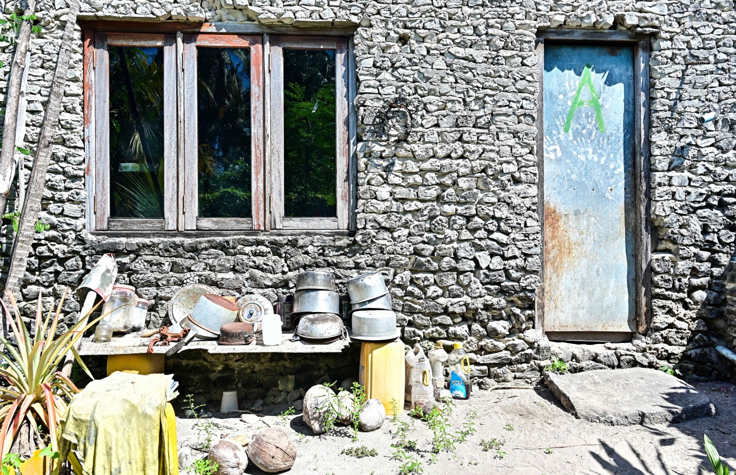 ނޫމަރާގައި މީހުން ދިރިއުޅޭ ގެއެއްގެ ބޭރުގައި ތެލިތައް ބަހައްޓާފައި. -- ފޮޓޯ: ފަޔާޒް މޫސާ | މިހާރު