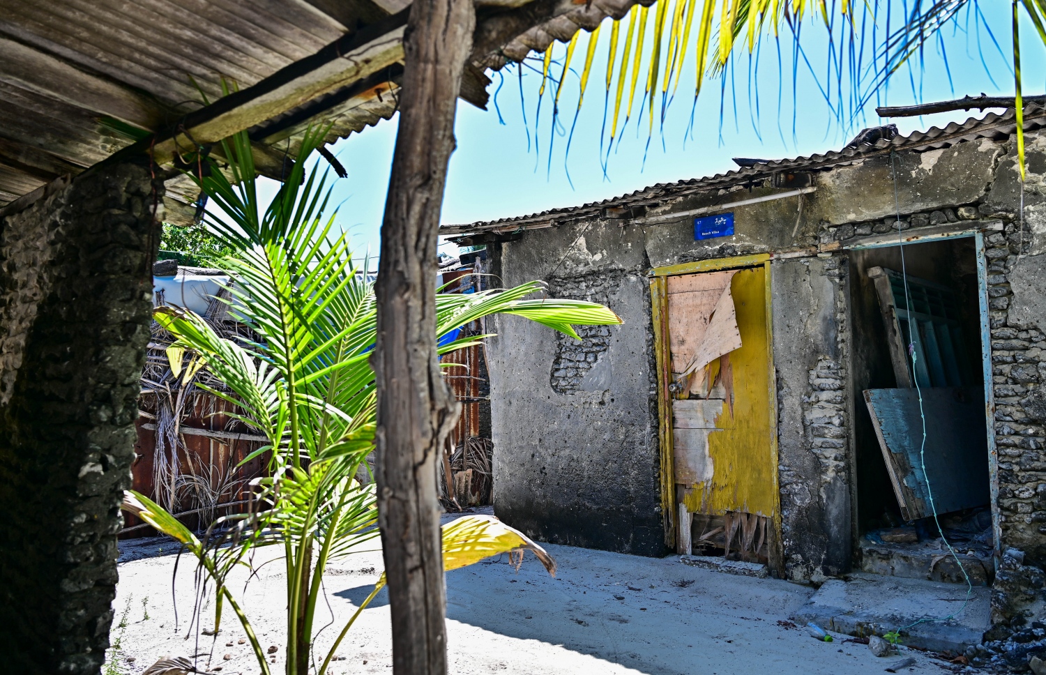 ނޫމަރާގެ ގެއެއް: މި ރަށުގެ. ގިނަ ގެތައް ހުރީ މިގޮތަށް އެޅި ގަލުން ރޭނި ގޮތަށް. -- ފޮޓޯ: ފަޔާޒް މޫސާ | މިހާރު