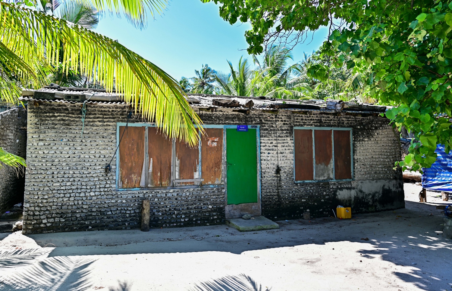 ނޫމަރާގެ ގެއެއް: ގިނަ ގެތައް ހުރީ ތެޅިގަލުން މިގޮތަށް އިމާރާތްކުރި ގޮތަށް ބަަހައްޓާފައި. -- ފޮޓޯ: ފަޔާޒް މޫސާ | މިހާރު