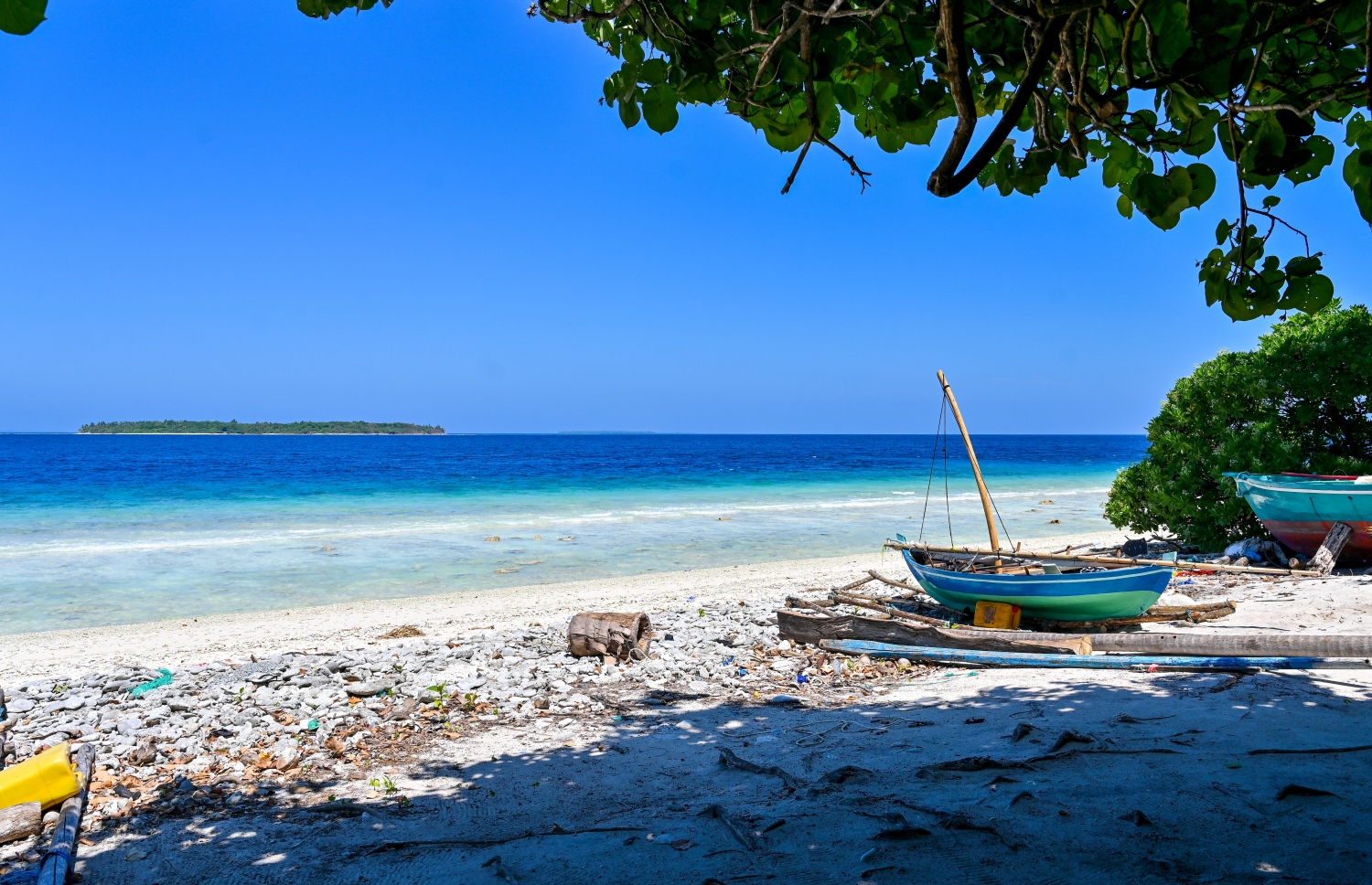 ނޫމަރާ އަތިރިމަތި: ލަފާފޭބުމުގެ ދަތިކަން އޮތް މި ރަށުގައި ގޮނޑުދޮށުގައި ގިނަ އަދަދަކަށް ބޮއްކުރާތައް ހުރި އިރު، ކުރިން މި ރަށަކީ ވަރަށް ރަނގަޅަށް މަސްވެރިކަން ވެސް ކުރަމުން އައި ރަށެއް -- ފޮޓޯ: ފަޔާޒު މޫސާ | މިހާރު