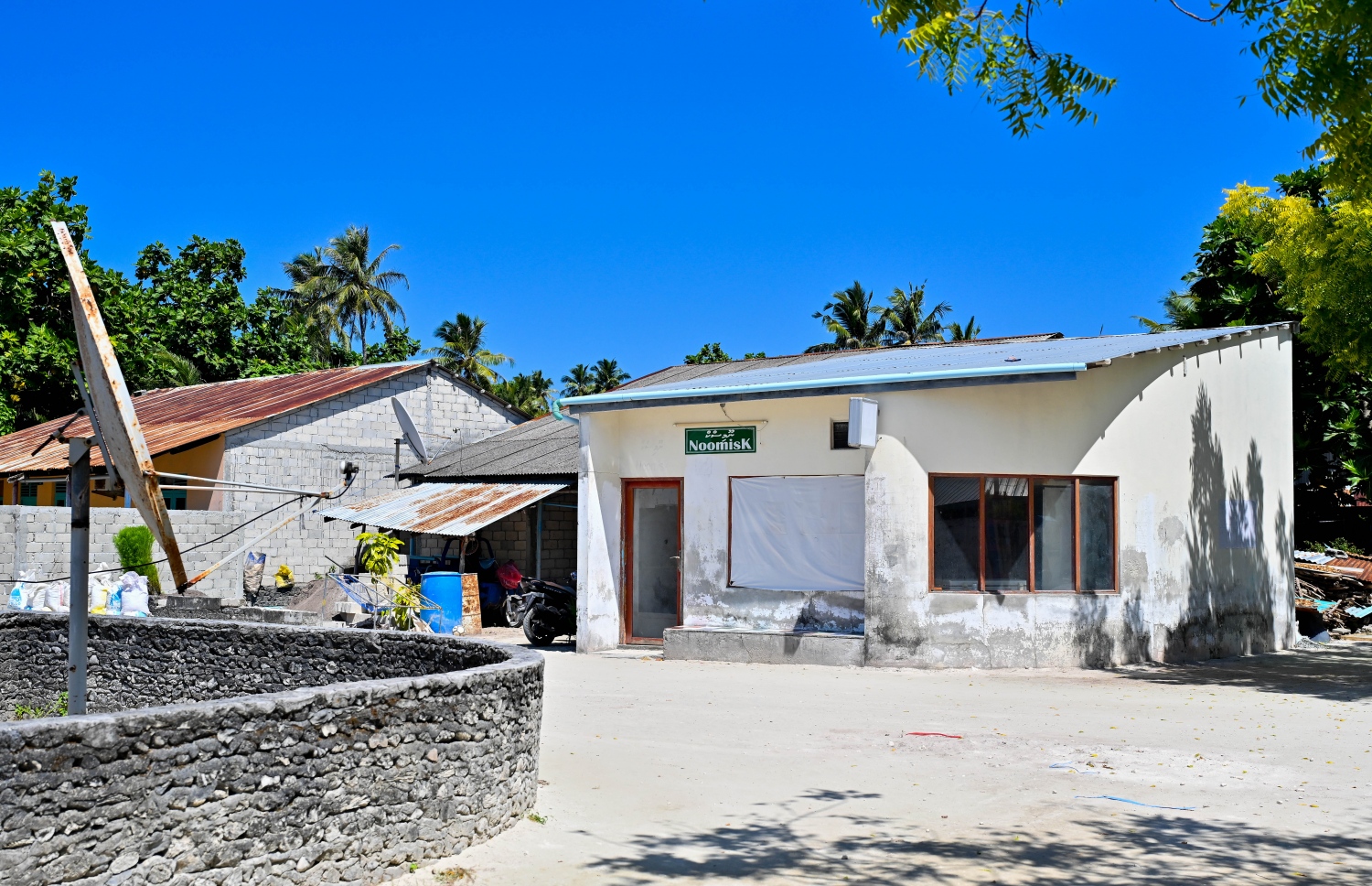 ނޫމަރާގެ ބޮޑު މަގުގައި ހުންނަ "ނޫމިސްކް" ފިހާރަ މި ރަށު ބޮޑު މަގުގައި ފެންނަ ހުރީ ހަމަ އެކަނި މި ފިހާރަ -- ފޮޓޯ: ފަޔާޒު މޫސާ | މިހާރު