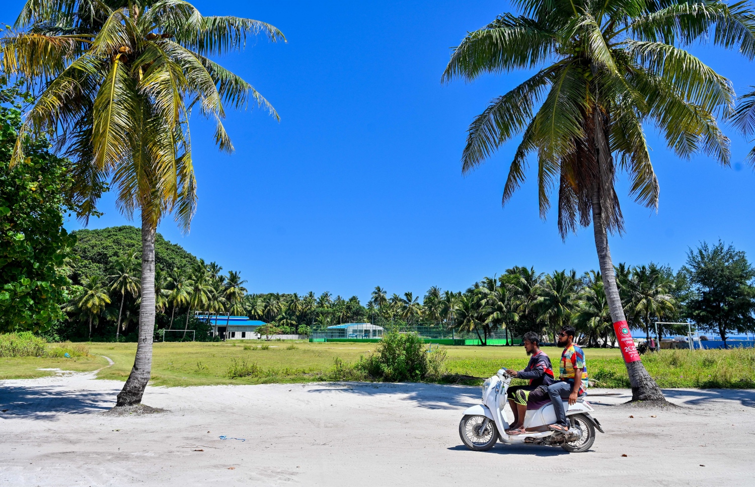 ދެ މީހަކު ސައިކަލުގައި ނޫމަރާ ބޮޑު މަގުގައި ދުއްވައިފަ ދަނީ: ރަށުގައި ތިބެން ގިނަ ބަޔަކު ބޭނުން ވިޔަސް ދަރިންގެ ތައުލީމާއި ސިއްހީ ކަންކަމުގައި އުފުލަން ޖެހޭ ތަކުލީފަށް ބަލައި ބަދަލުވާން ބޭނުންވެފައި ތިބި އާއިލާތައް ވެސް މި ރަށުގައި އެބަތިބި -- ފޮޓޯ: ފަޔާޒު މޫސާ | މިހާރު