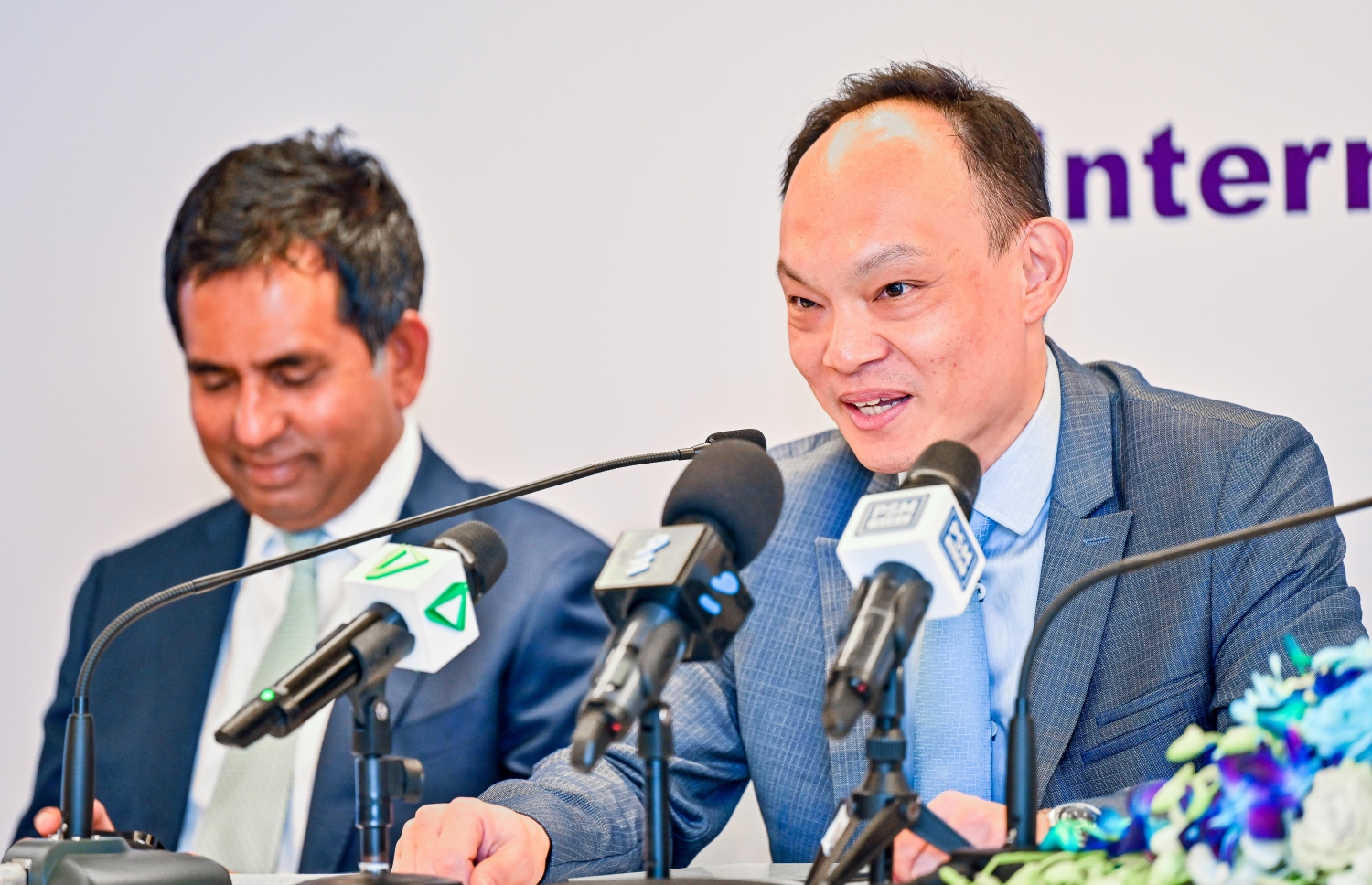 ވިޓޯލްގެ ޑިރެކްޓަރު ޖޭ އެންގް ވާހަކަދައްކަވަނީ. -- ފޮޓޯ: ފަޔަޡް މޫސާ | މިހާރު