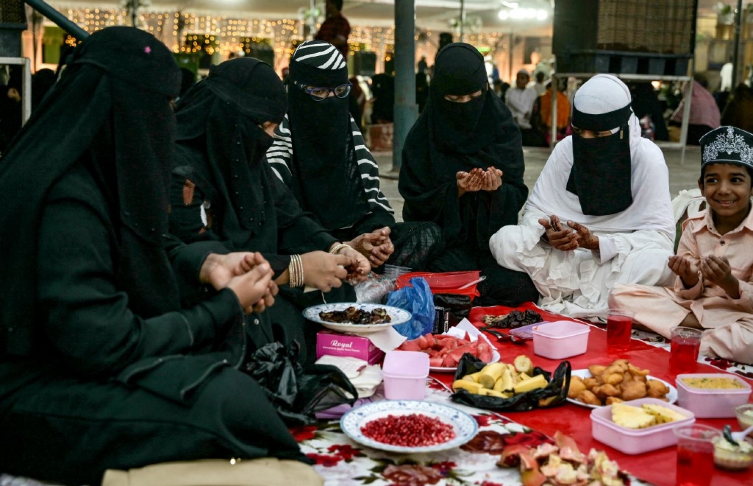 މައްކާ މަސްޖިދުގައި ބަޔަކު ރޯދަ ވީއްލަން ތައްޔާރުވެފައި.-- ފޮޓޯ: އޭއެފްޕީ