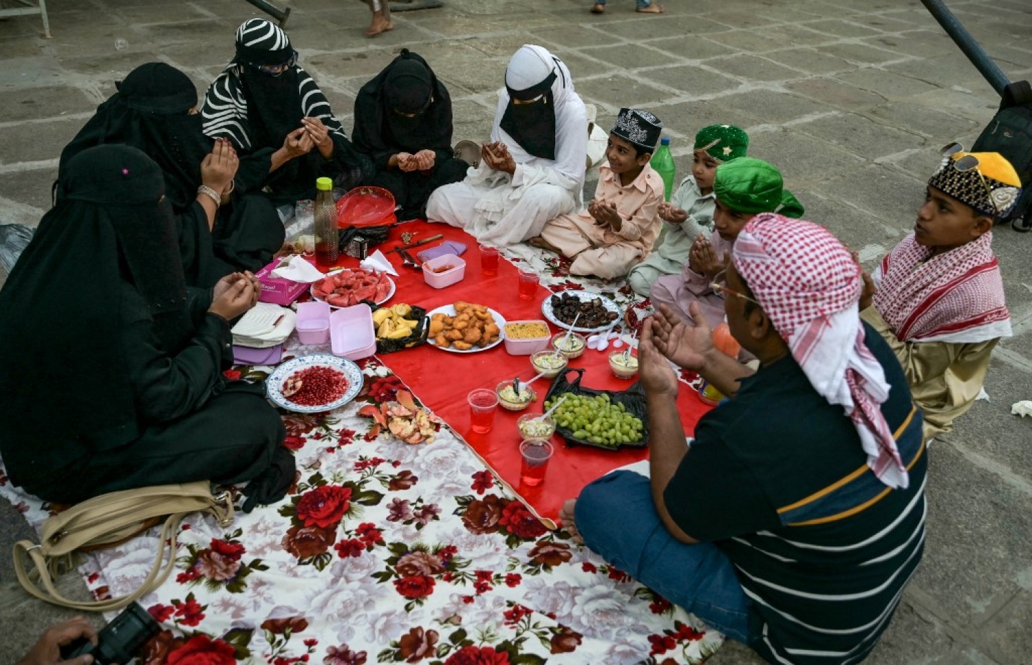 މައްކާ މަސްޖިދުގައި ބަޔަކު ރޯދަ ވީއްލަން ތައްޔާރުވެފައި.-- ފޮޓޯ: އޭއެފްޕީ