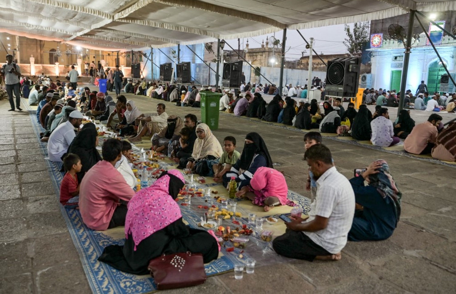 މައްކާ މަސްޖިދުގައި ބަޔަކު ރޯދަ ވީއްލަން ތައްޔާރުވެފައި.-- ފޮޓޯ: އޭއެފްޕީ