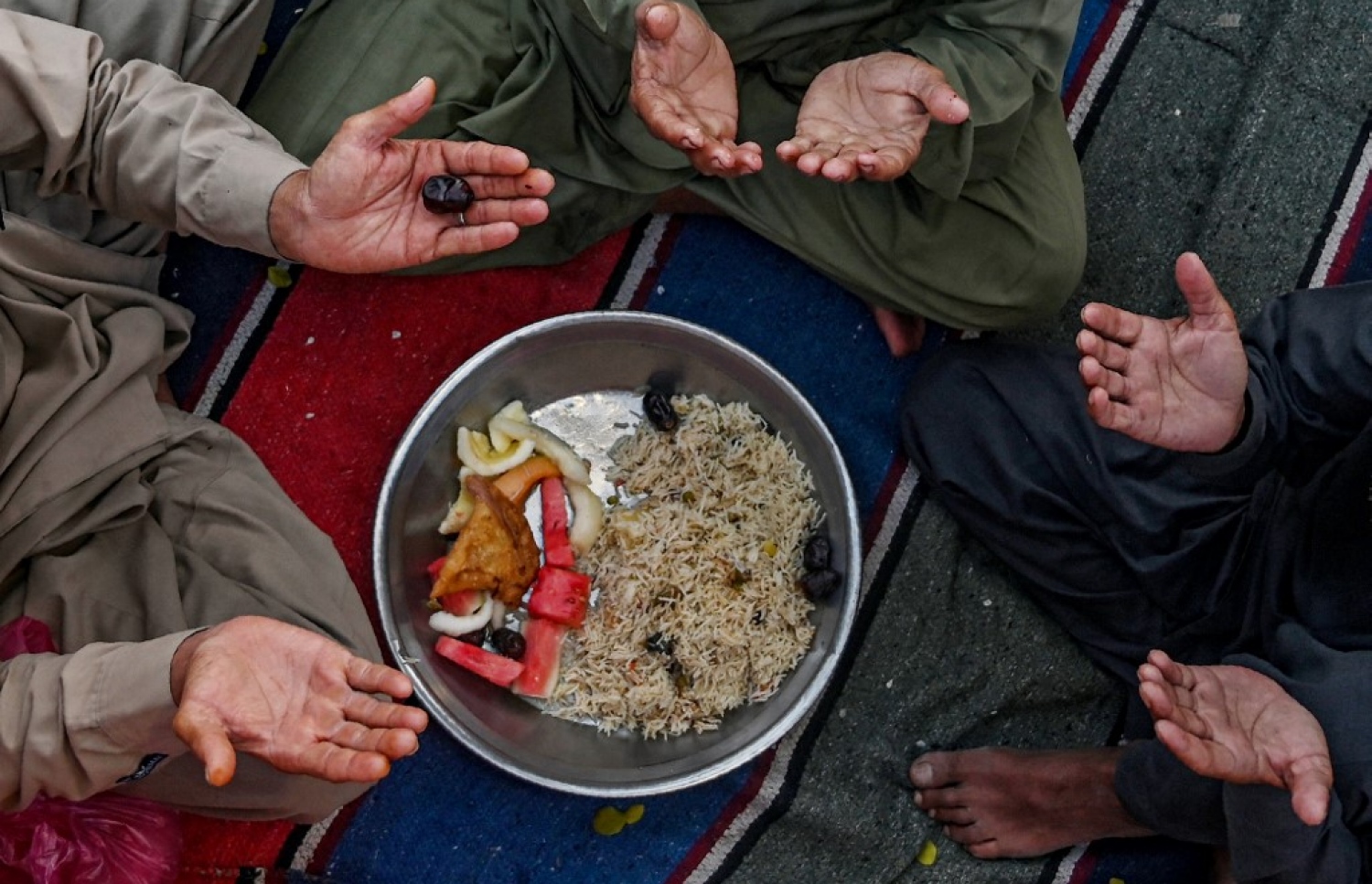 މެމޮން މަސްޖިދުގައި ބަޔަކު ރޯދަ ވީއްލަނީ.-- ފޮޓޯ: އޭއެފްޕީ