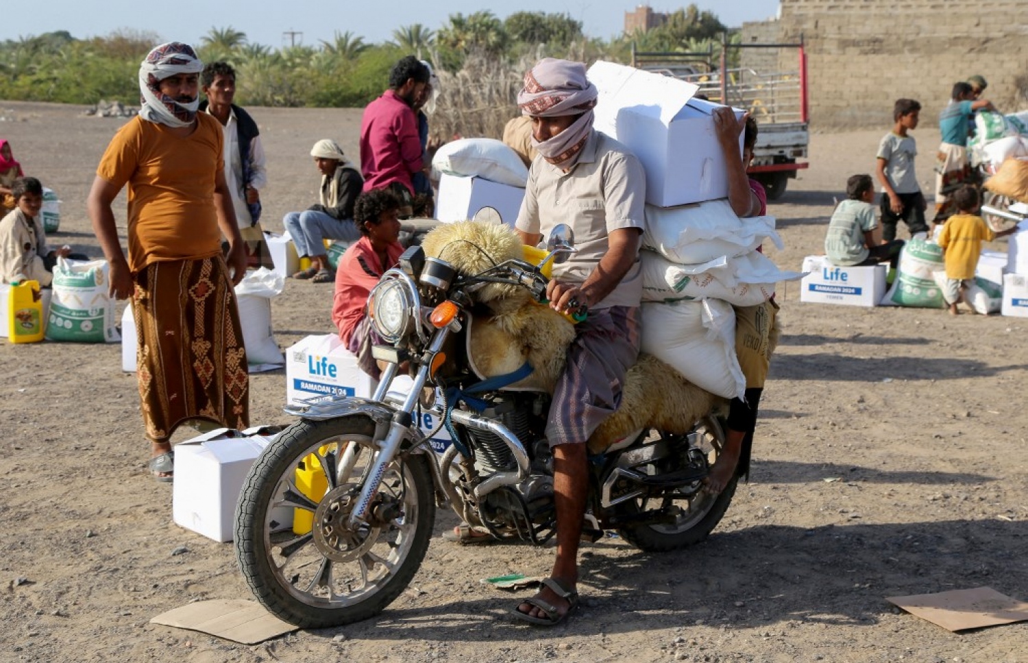 ޔަމަނުގެ ބަޔަކަށް އެހީގެ ހަދިޔާ ފޯރު ކޮށްދެނީ.-- ފޮޓޯ.-- އޭއެފްޕީ