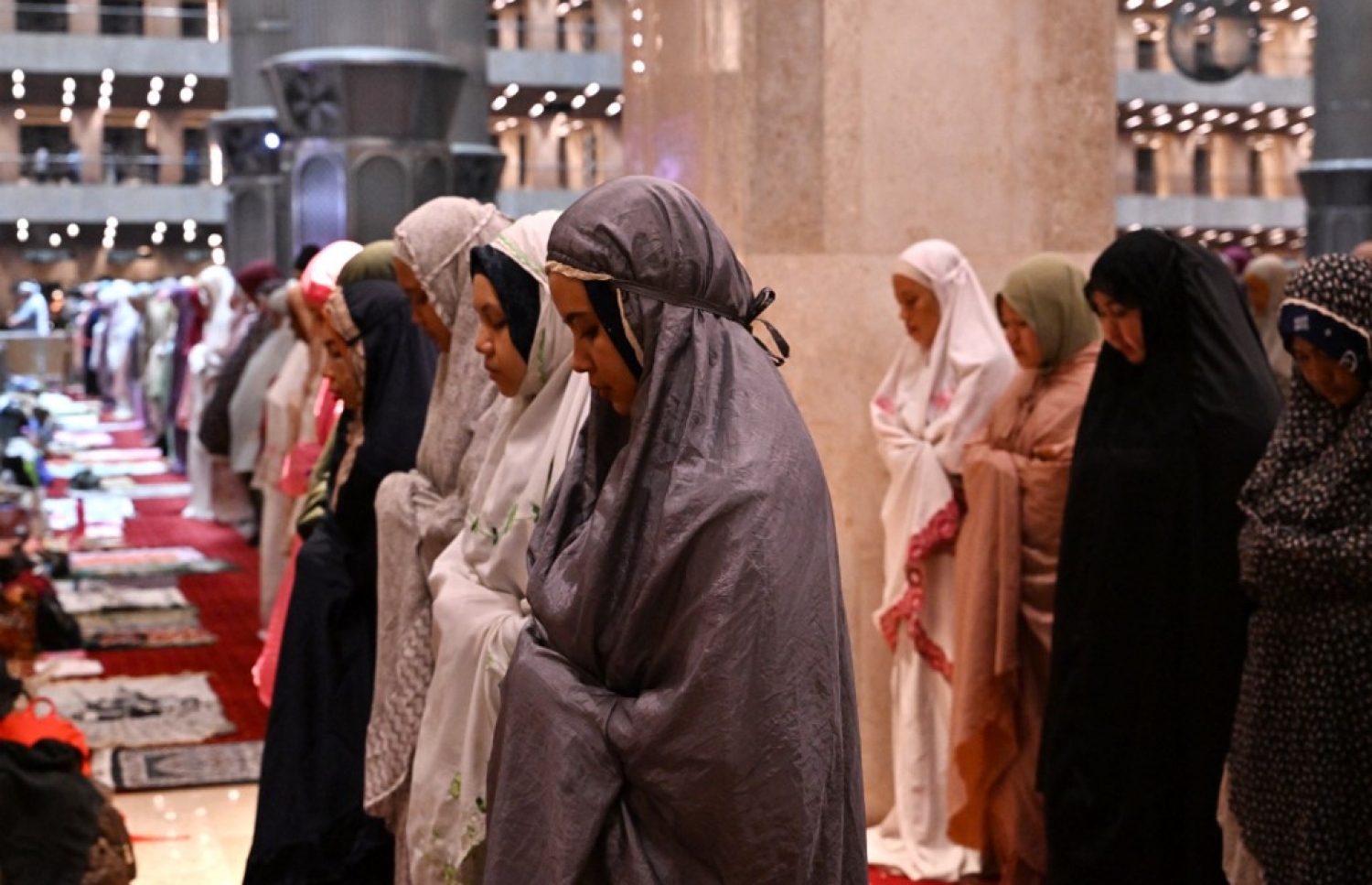 އިސްތިގްލާލް މިސްކިތުގައި އަންހެނުންތަކެއް ނަމާދު ކުރަނީ.-- ފޮޓޯ: އޭއެފްޕީ