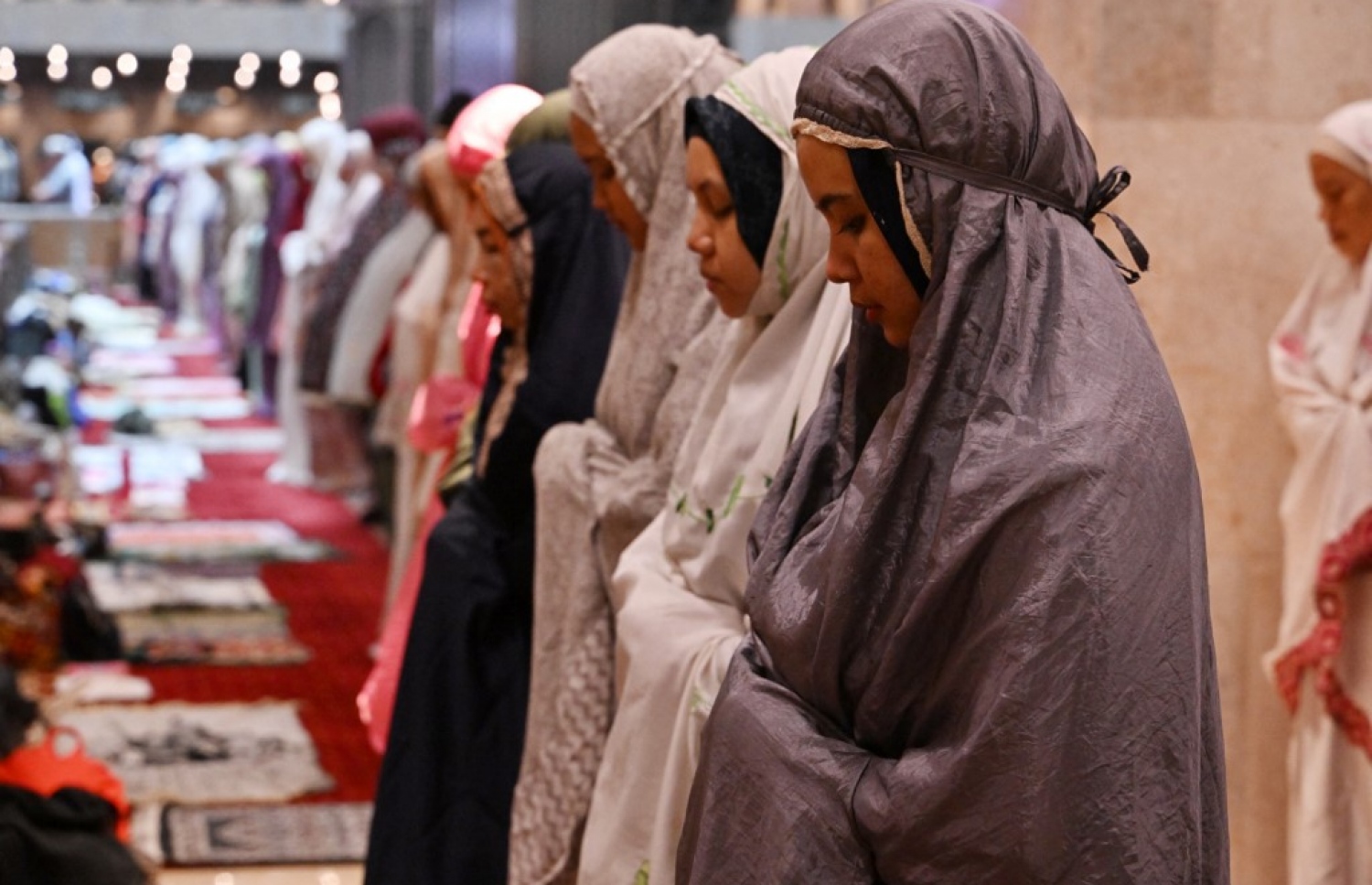 އިސްތިގްލާލް މިސްކިތުގައި އަންހެނުންތަކެއް ނަމާދު ކުރަނީ.-- ފޮޓޯ: އޭއެފްޕީ