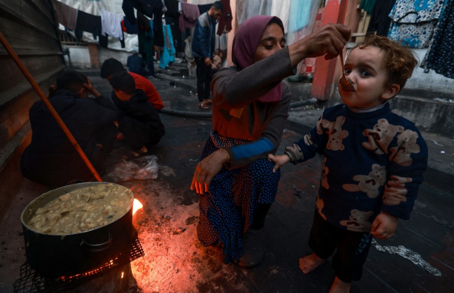 ފަލސްތީނުގެ އަންހެނަކު އޭނާގެ ދަރިފުޅަށް ކާން ދެނީ.-- ފޮޓޯ: އޭއެފްޕީ