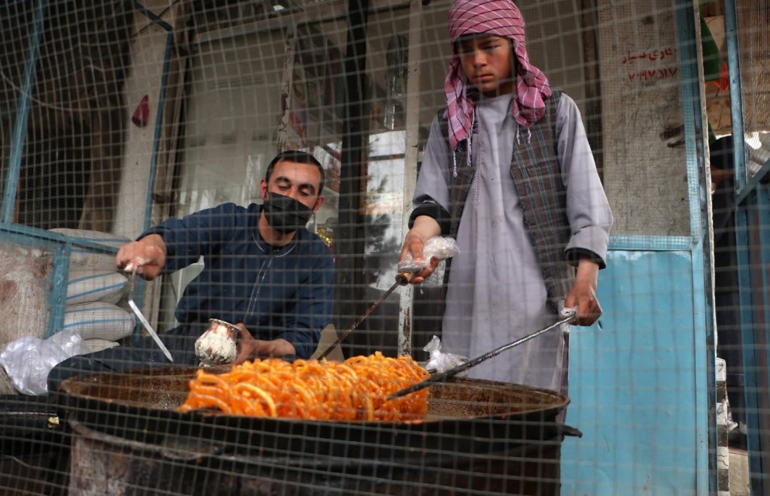 އަފްގާން ބަޔަކު ރޯދަ ވީއްލުމަށް ކާ އެއްޗިހި ތައްޔާރު ކުރަނީ.-- ފޮޓޯ: އޭއެފްޕީ