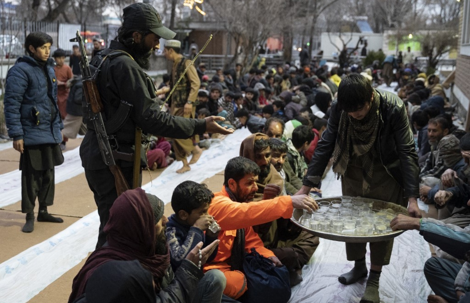 ވާޒިރް އަކްބަރް ހާން މިސްކިތުގެ ސެކިއުރިޓީން މިސްކިތަށް ޖަަމާވެފައިވާ މީހުންނަށް ރޯދަ ވީއްލުމަށް ބޯނެ ފެން ފޯރުކޮށްދެނީ.-- ފޮޓޯ: އޭއެފްޕީ