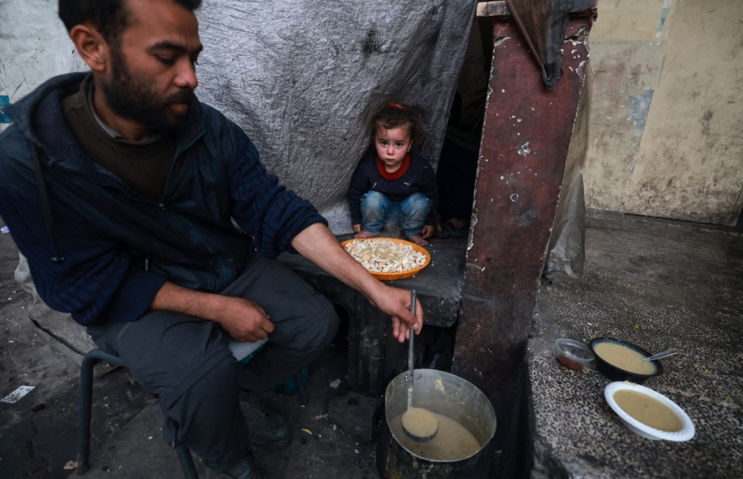 ރޯދަ މަހުގެ ދެވަނަ ރޯދަ ވީއްލުމަށް، ފަލަސްތީނު މީހަކު ރޯދަ ވީއްލުން ތައްޔާރު ކުރަނީ.-- ފޮޓޯ: އޭއެފްޕީ