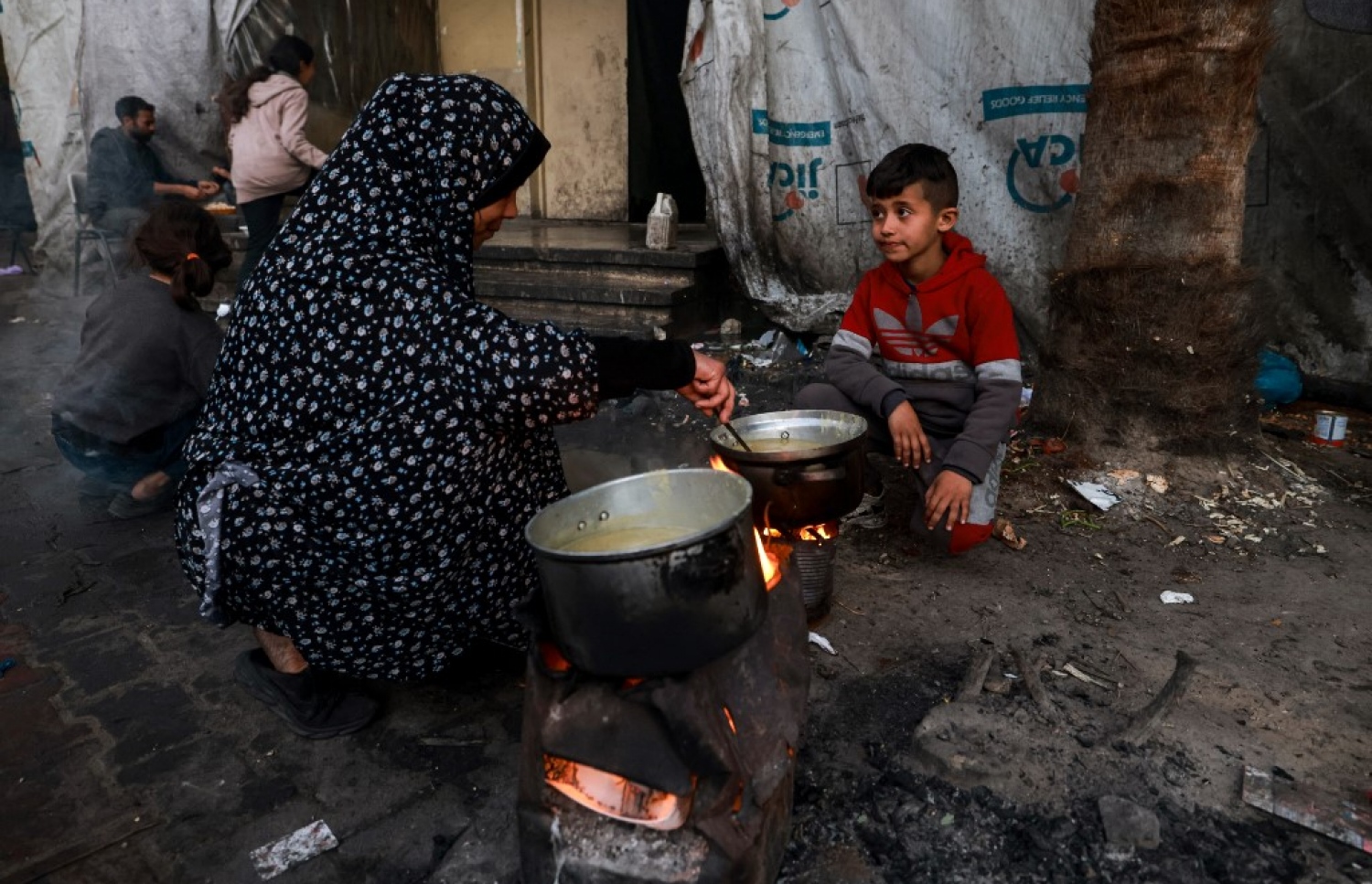 ރޯދަ މަހުގެ ދެވަނަ ރޯދަ ވީއްލުމަށް، ފަލަސްތީނު މީހަކު ރޯދަ ވީއްލުން ތައްޔާރު ކުރަނީ.-- ފޮޓޯ: އޭއެފްޕީ