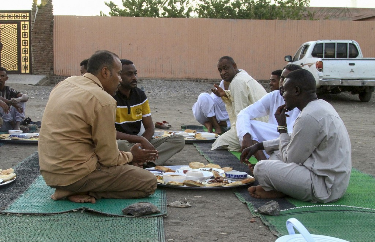 ރޯދަ މަހުގެ ފުރަތަމަ ރޯދަ ވީއްލުމަށް، މިސްކިތެއްގައި ރޯދަ ވީއްލުން ތައްޔާރު ކޮށްފައި.-- ފޮޓޯ: އޭއެފްޕީ