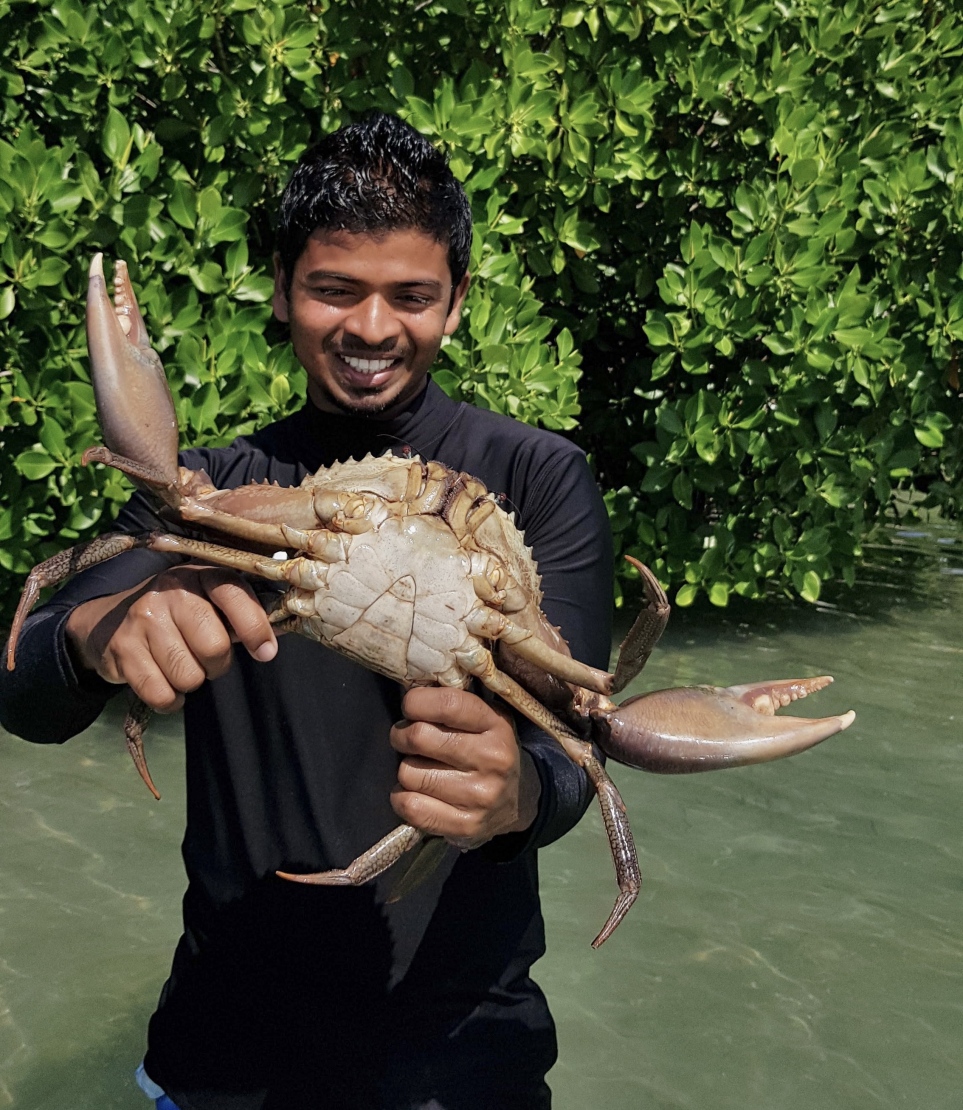 ފުނަދޫގެ ދަށްފަޅުން އަބްދުﷲ ނެގި ކަކުންޏެއް އޭނާ ހިފައިގެން.