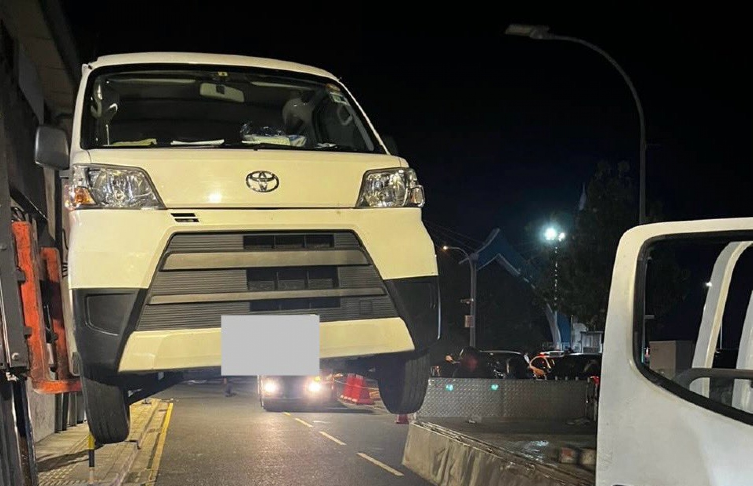 މާލޭގެ މަގެއްގައި ގަވާއިދާ ހިލާފަށް ޕާކުކޮށްފައި އޮތް ވެހިކަލެއް ފުލުހުން ޓޯކުރަނީ.-- ފޮޓޯ: ޕޮލިސް