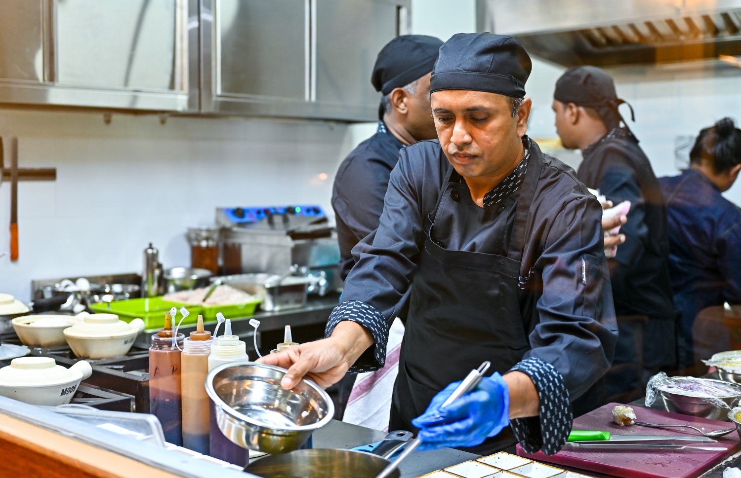 ސިންޑާގައި އޯޕެން ކިޗަން ކޮންސެޕްޓަށް ހަދާފައި ބަދިގޭގައި ޗެފުން ކައްކަނީ--  ފޮޓޯ: ފަޔާޒް މޫސާ/ މިހާރު